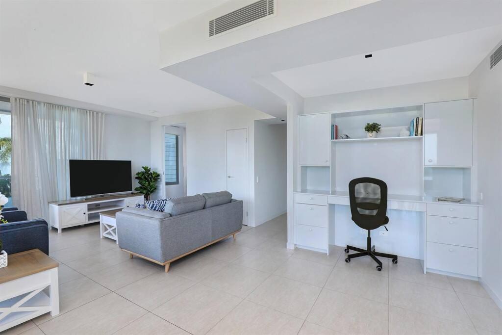 Luxury 2 Bedroom Beachside Apartment photo 3
