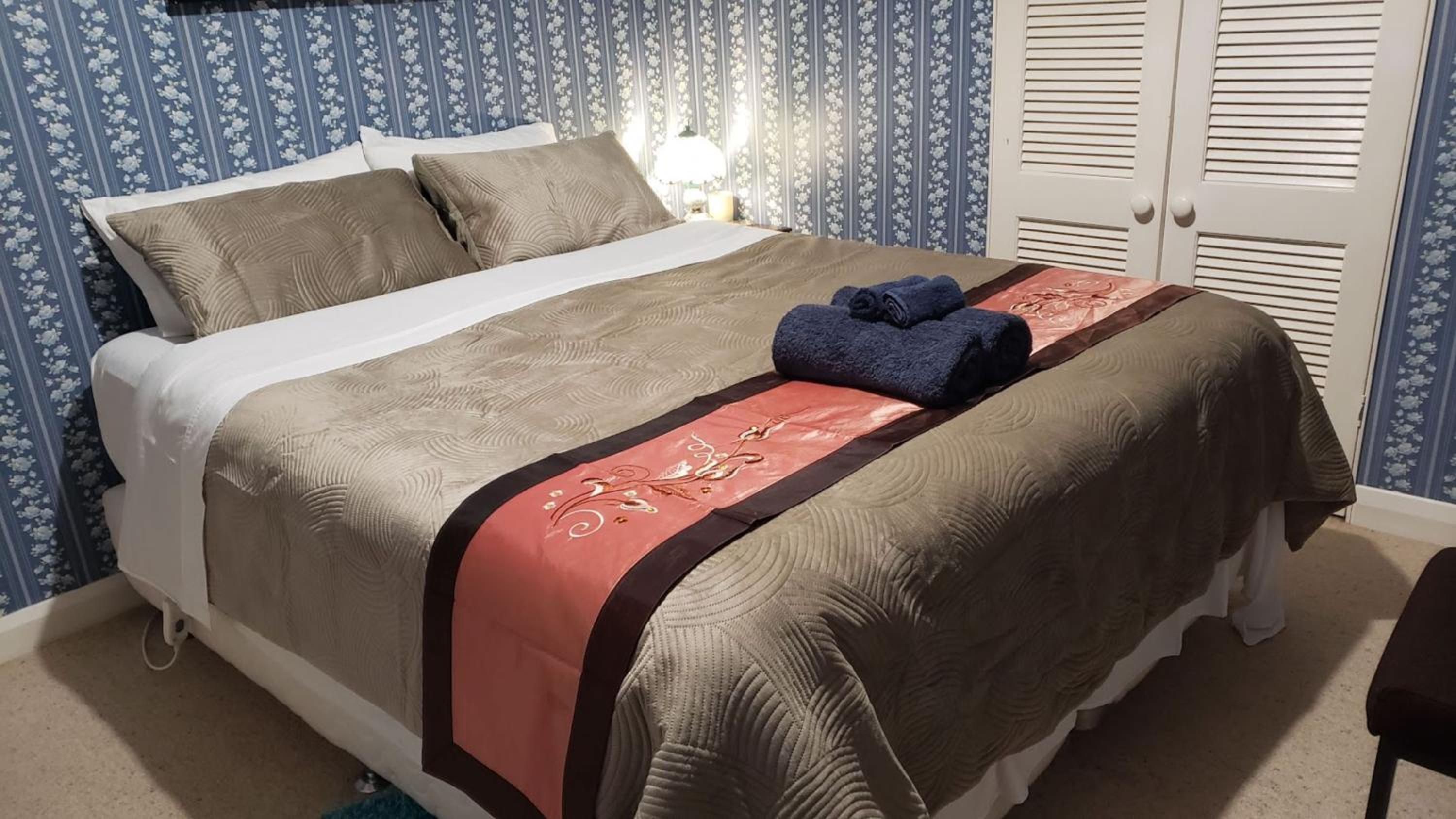 Deluxe King Room photo 1