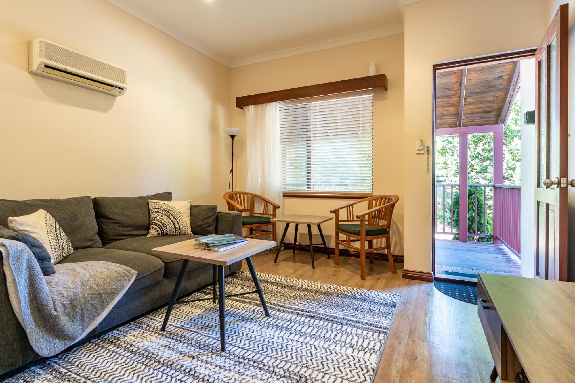 One-Bedroom Apartment photo 1