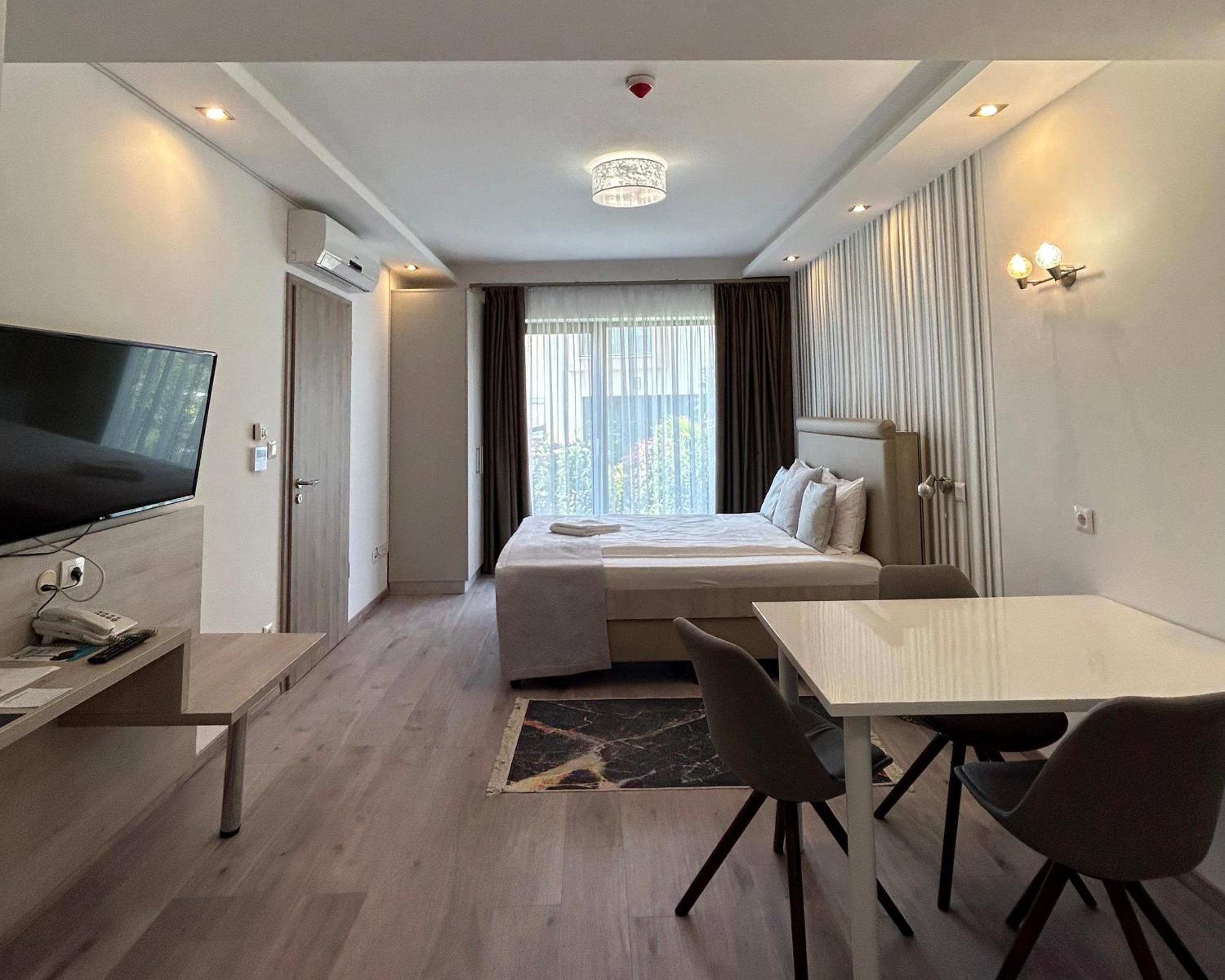 Standard Queen Room - Photo 7