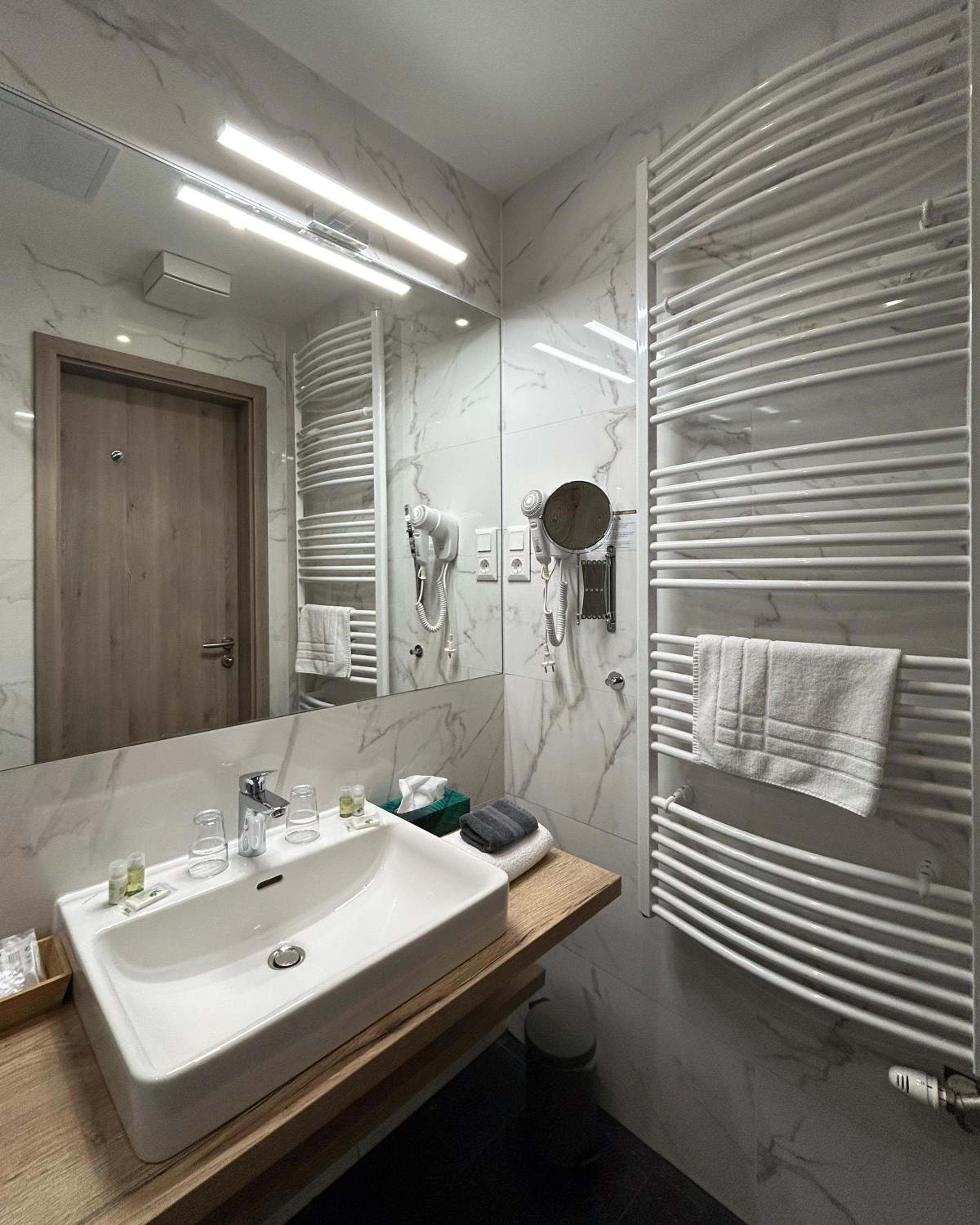 Superior Suite - Photo 11