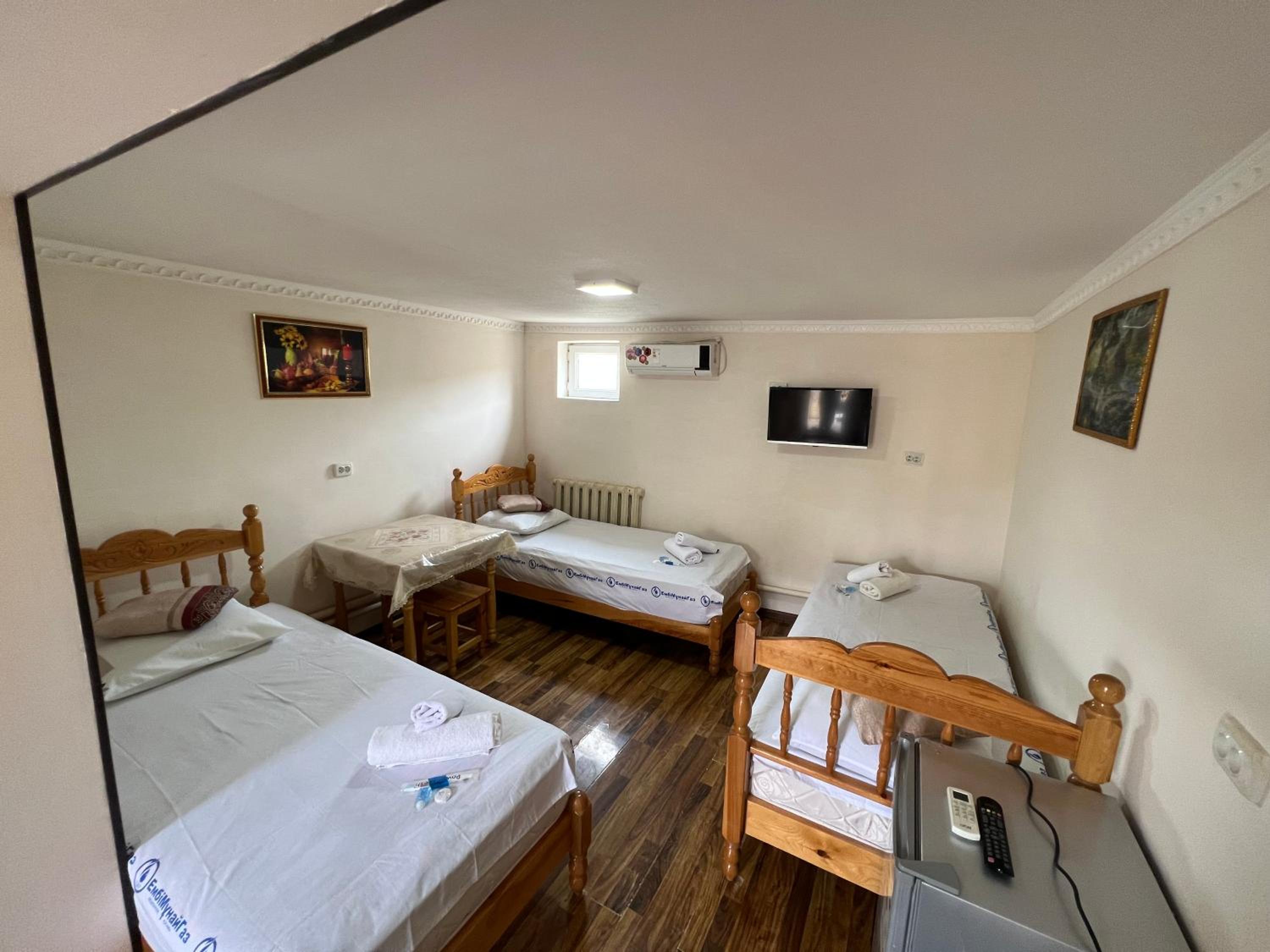 Quadruple Room with Private Bathroom photo 1