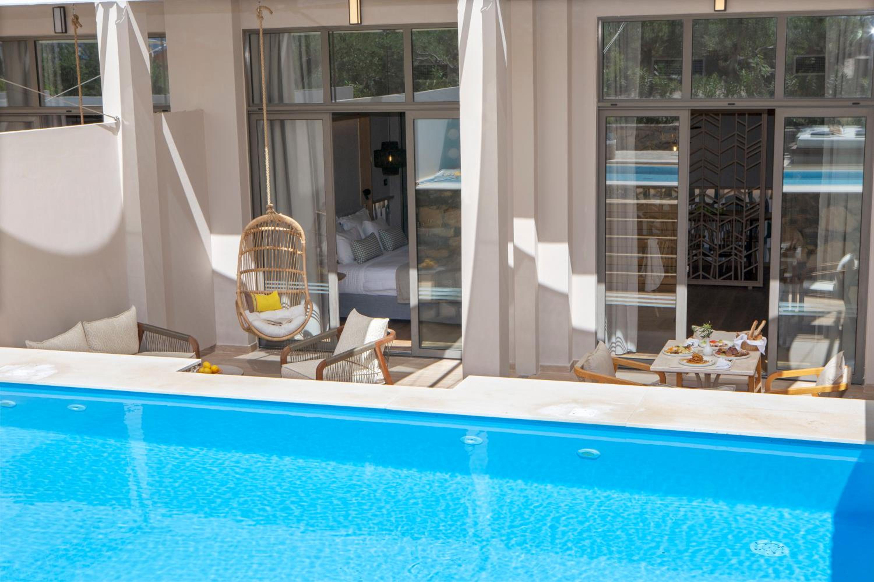 Honeymoon Suite with Private Pool and Jetted Tub thumbnail 6