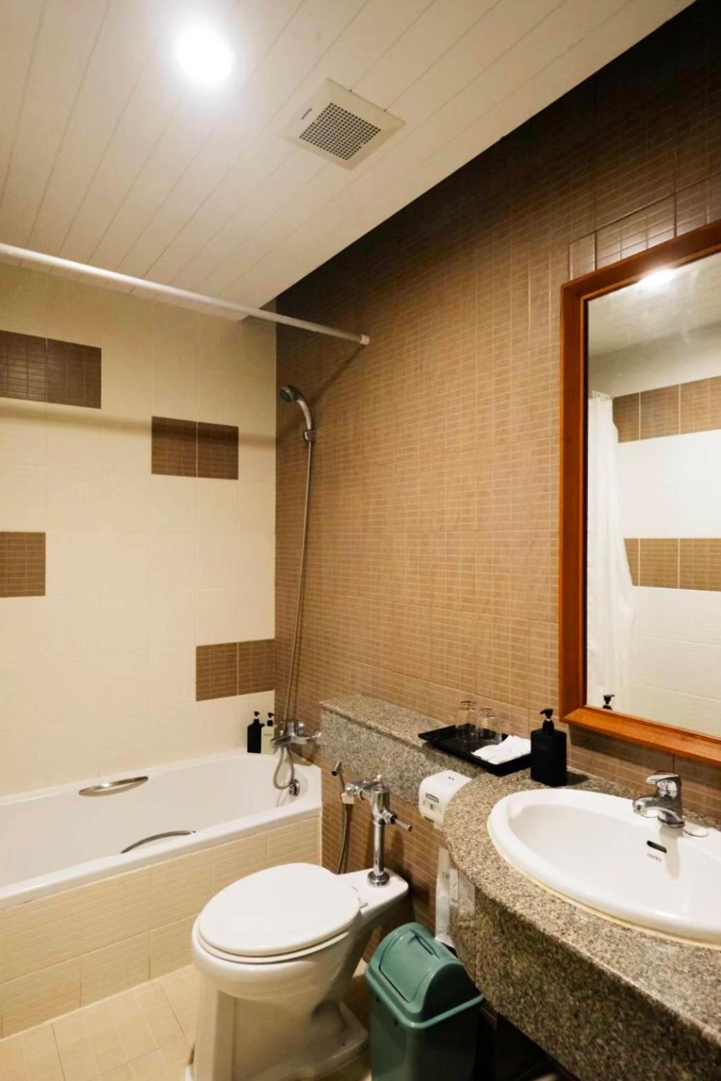 Deluxe Double Room - Photo 9