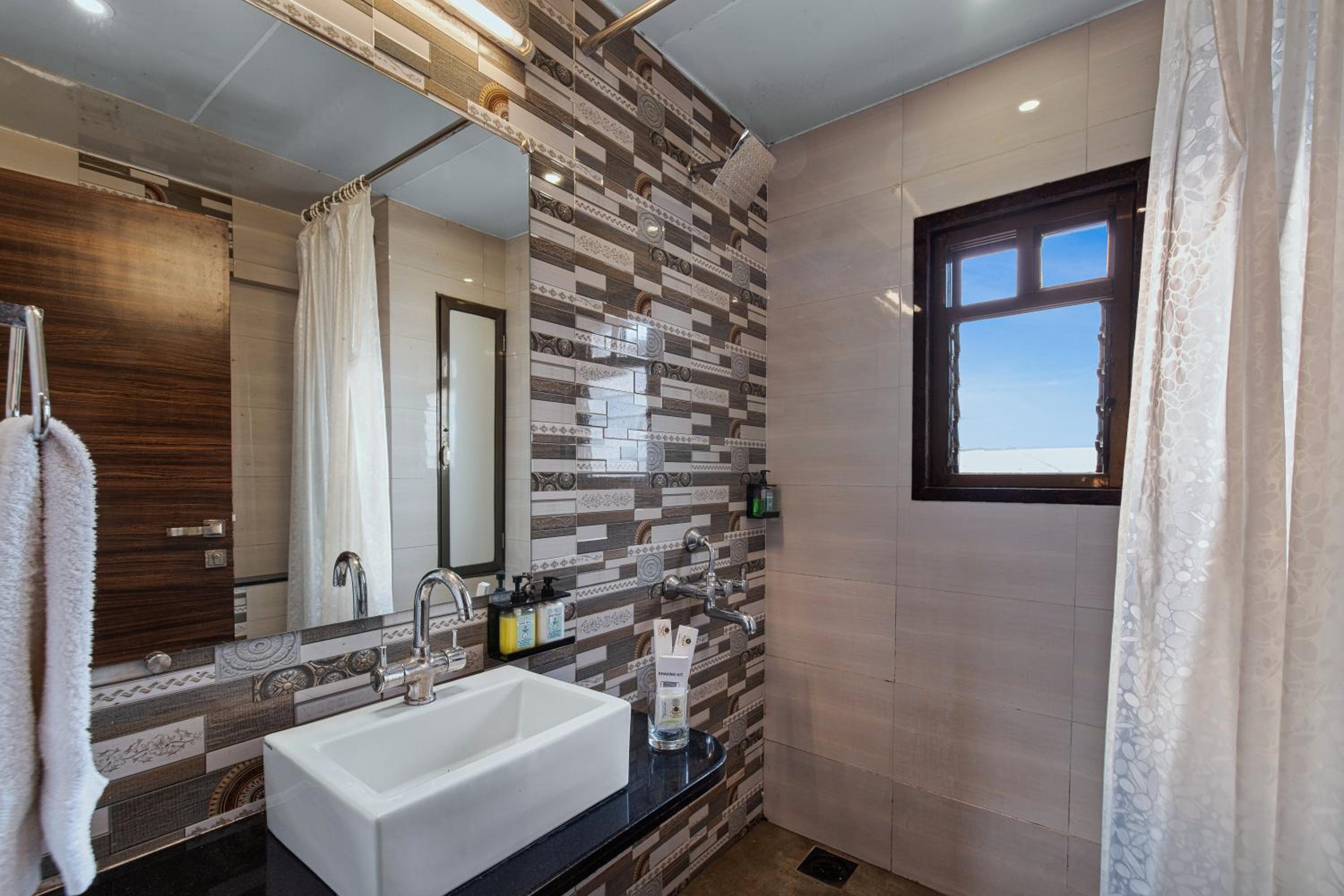Premium Room with Balcony - Photo 2
