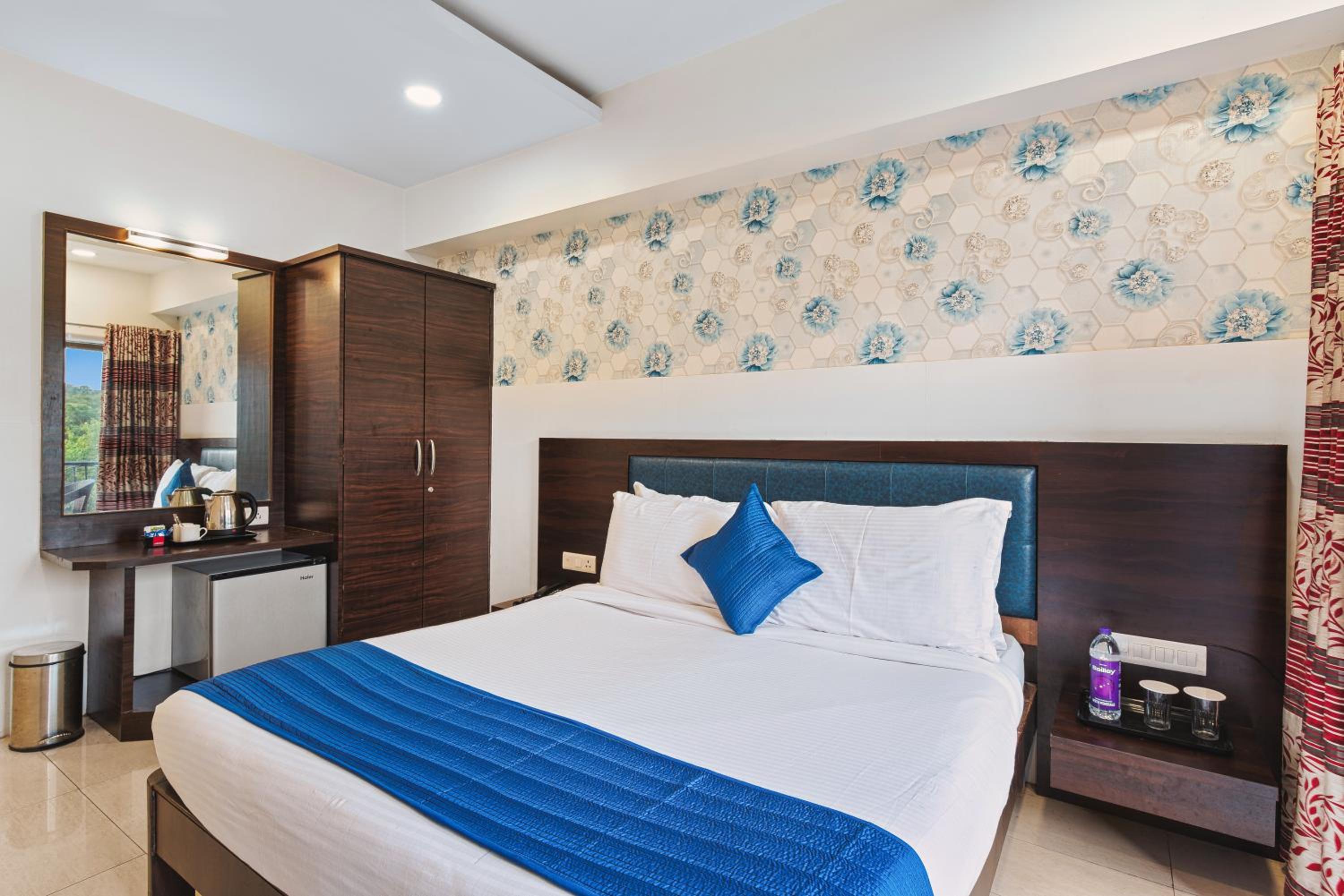 Premium Room with Balcony - Photo 4
