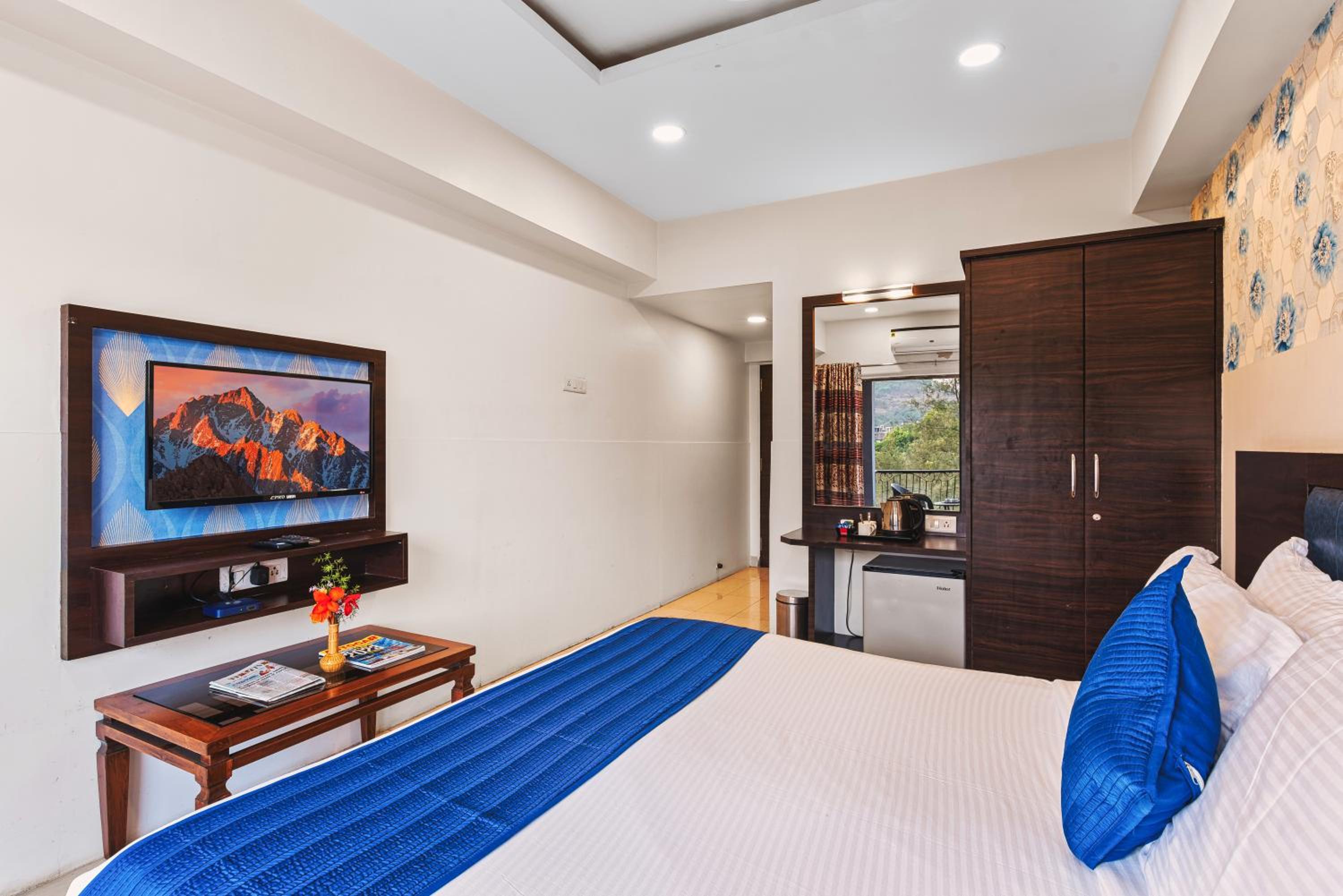 Premium Room with Balcony - Photo 3