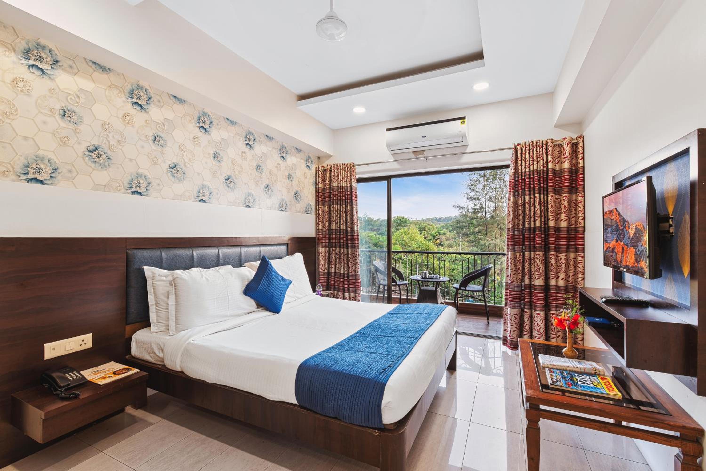 Premium Room with Balcony - Photo 1