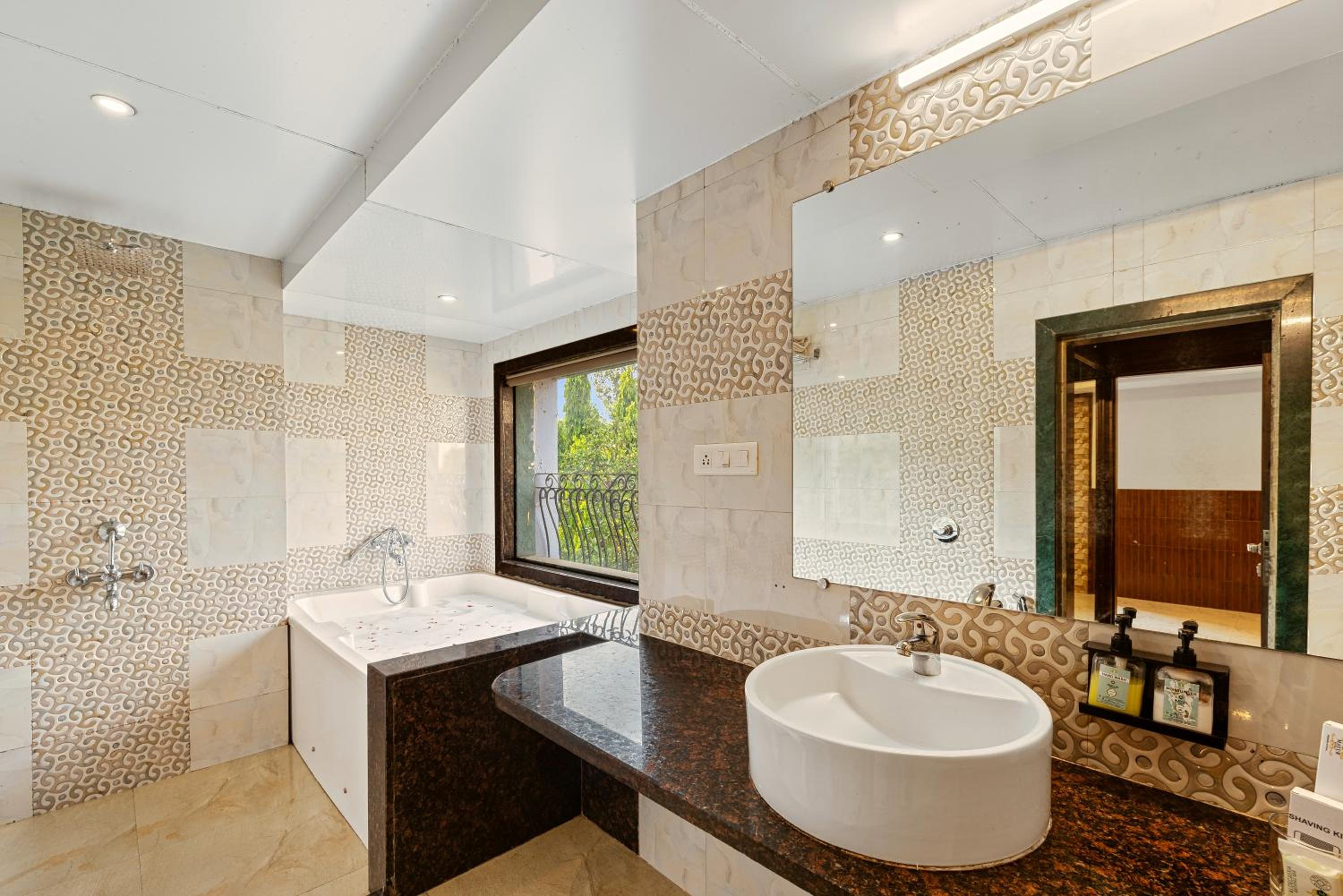  Jacuzzi Suite Room - Photo 4