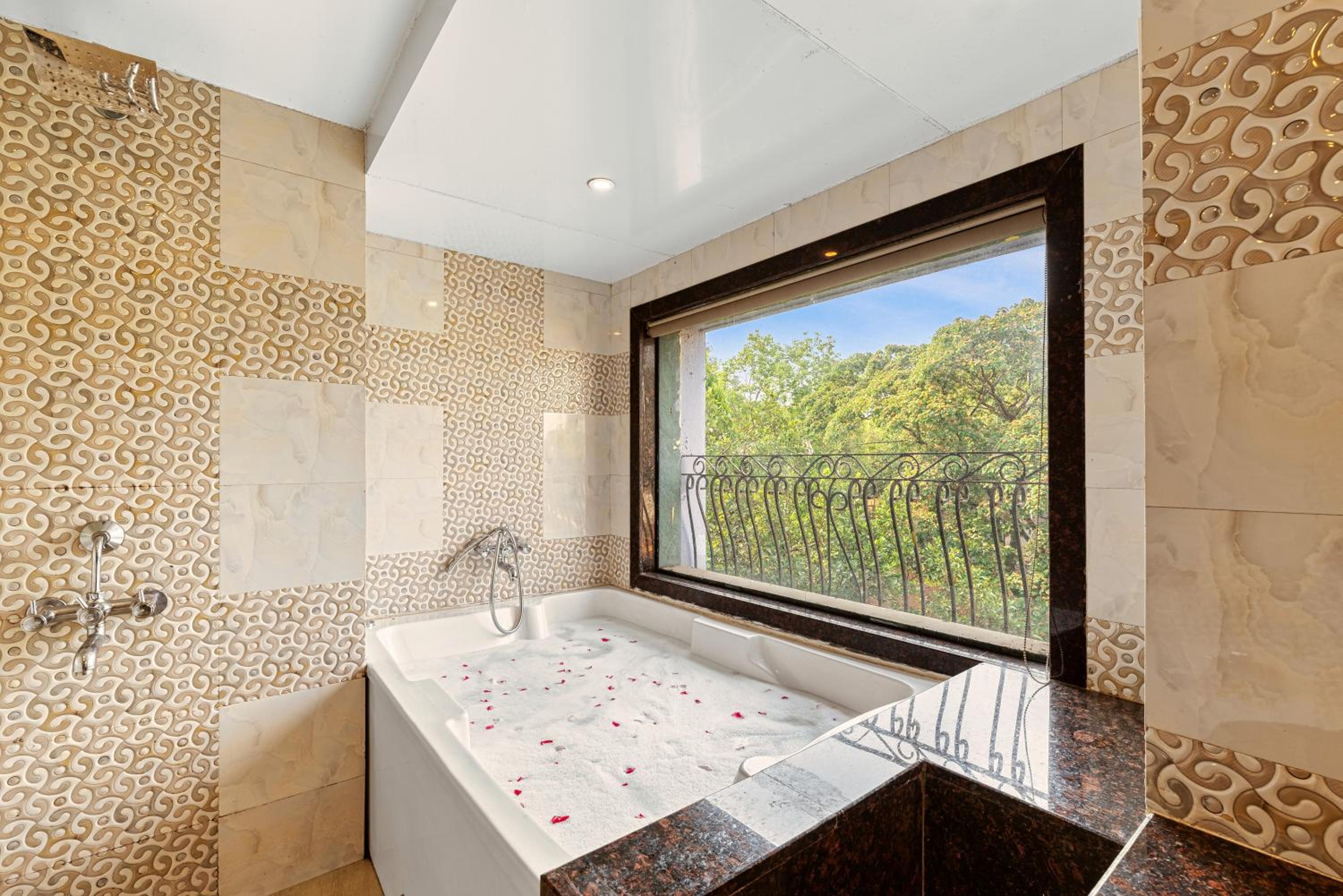  Jacuzzi Suite Room - Photo 3