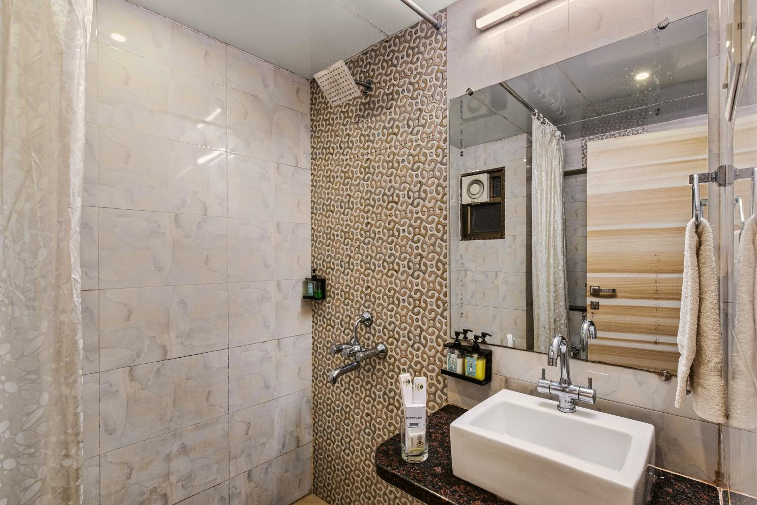 Royal Deluxe With Bathtub - Photo 2