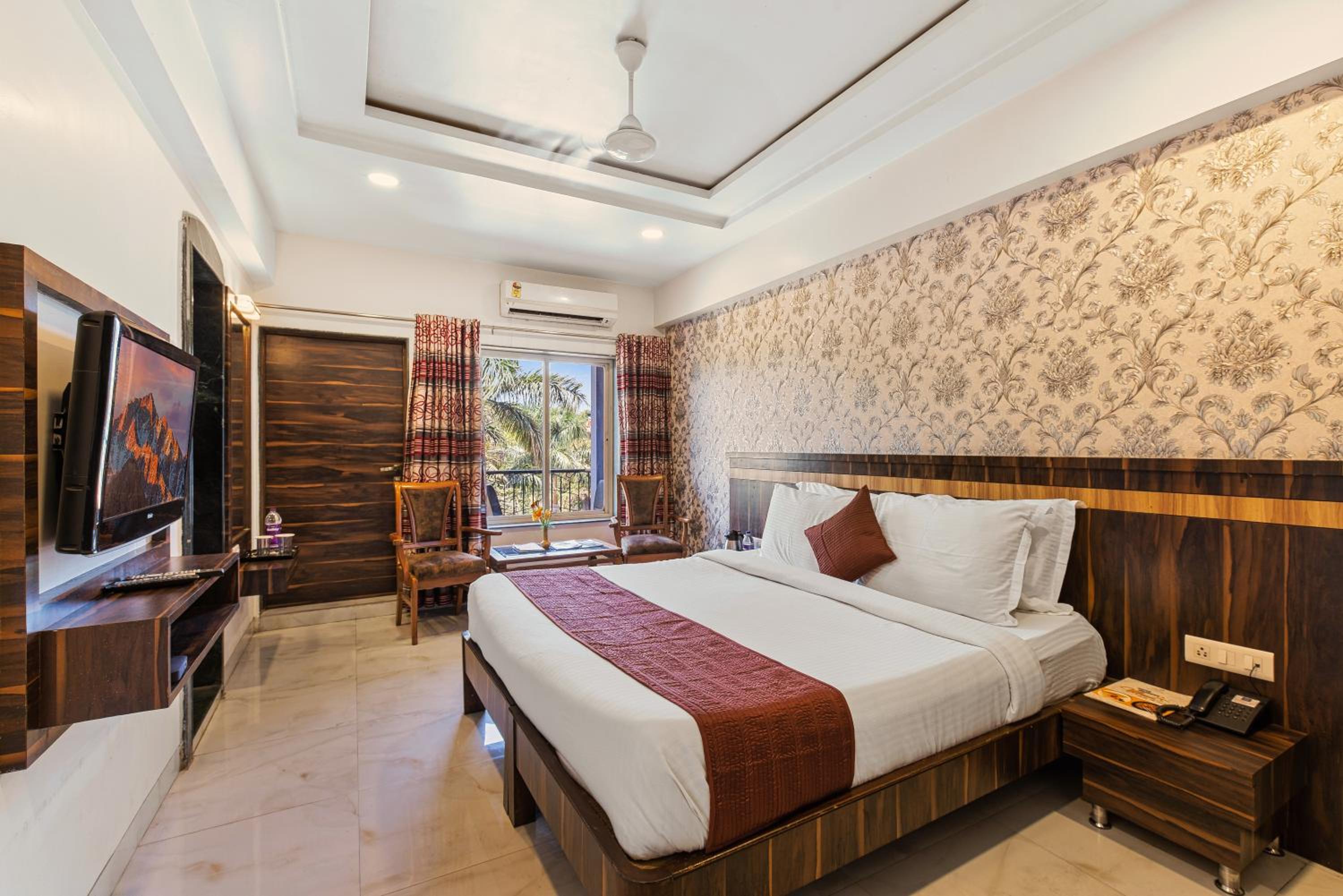 Royal Deluxe With Bathtub - Photo 1