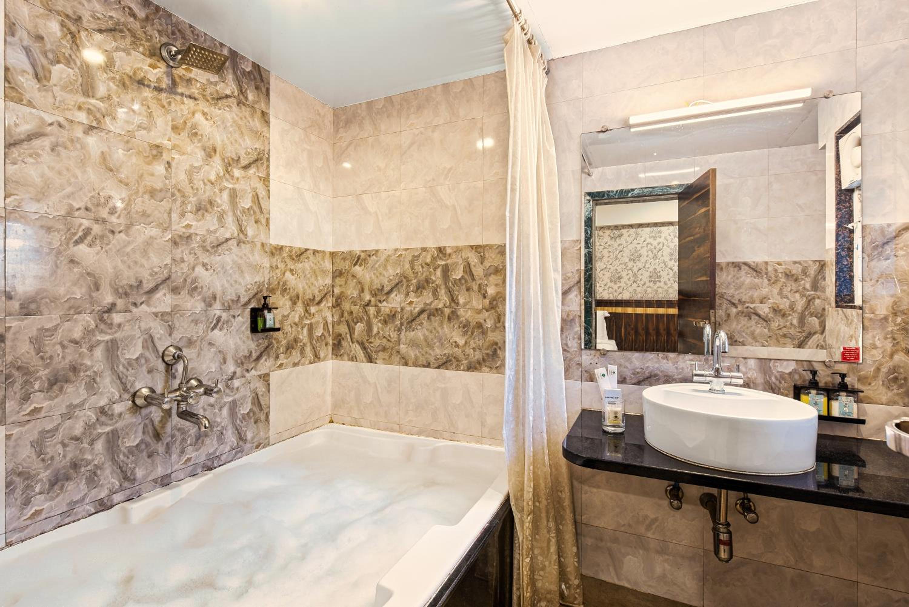 Royal Deluxe With Bathtub - Photo 5