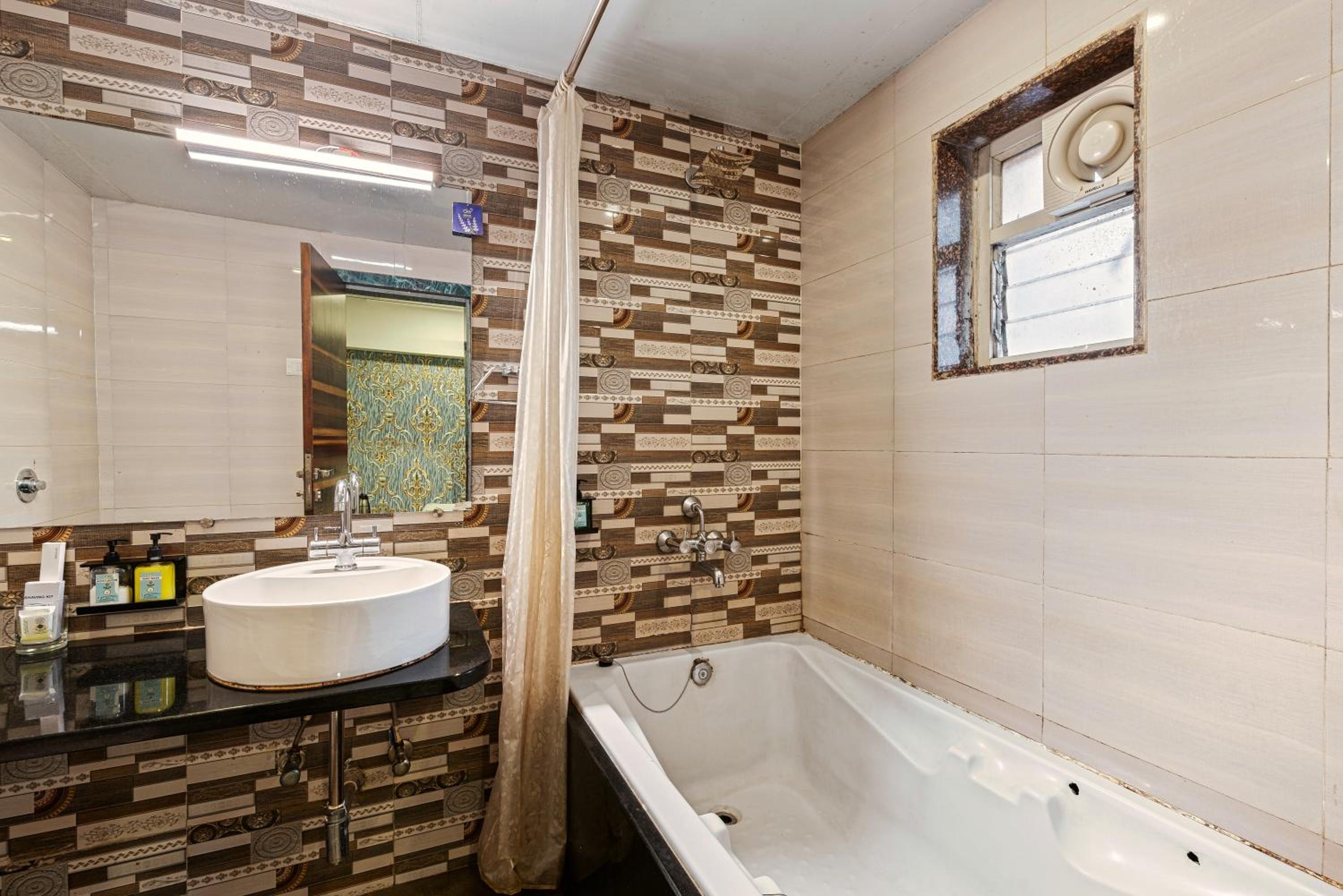 Royal Deluxe With Bathtub - Photo 4