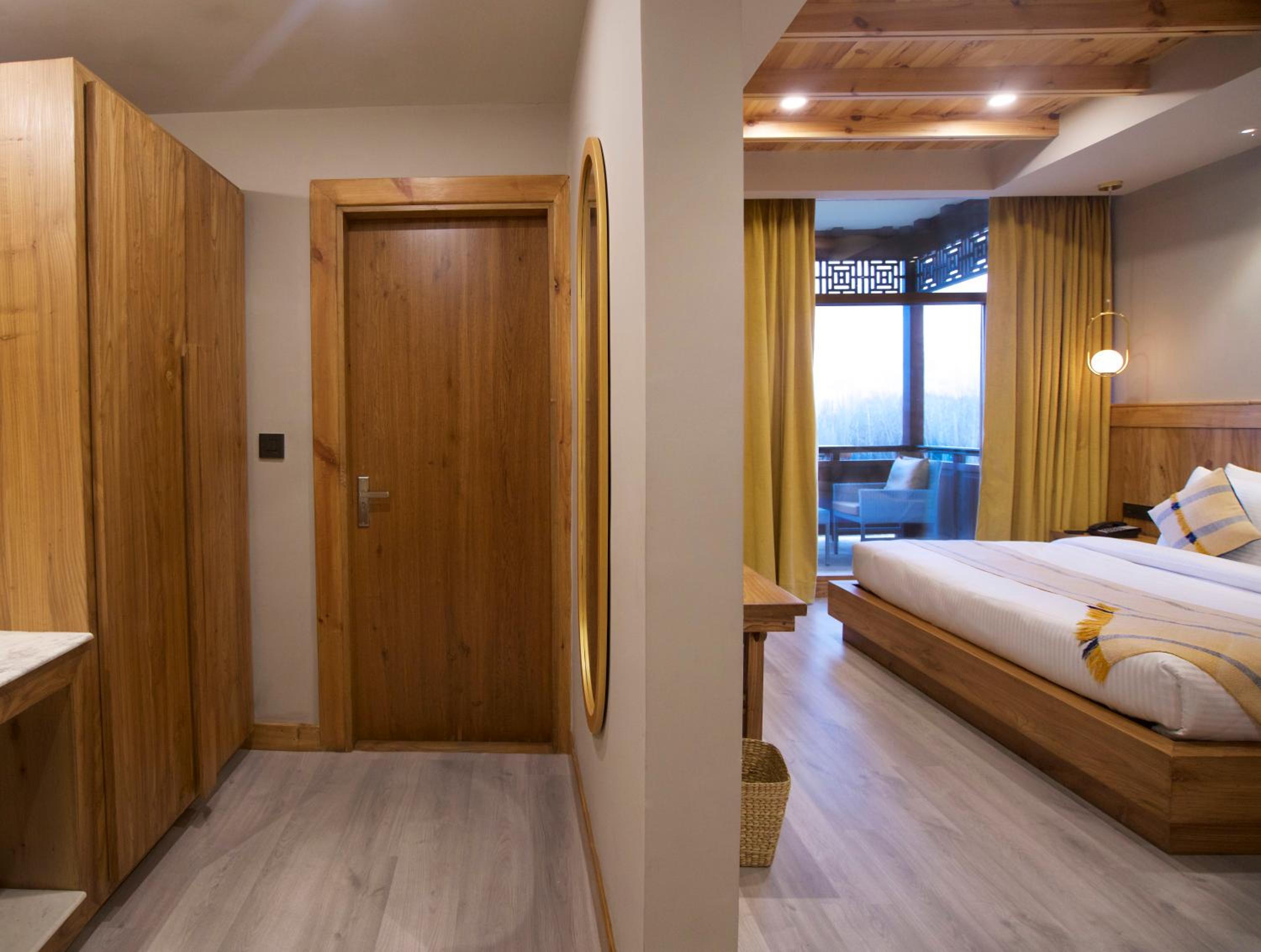 King Room with Balcony - Photo 5