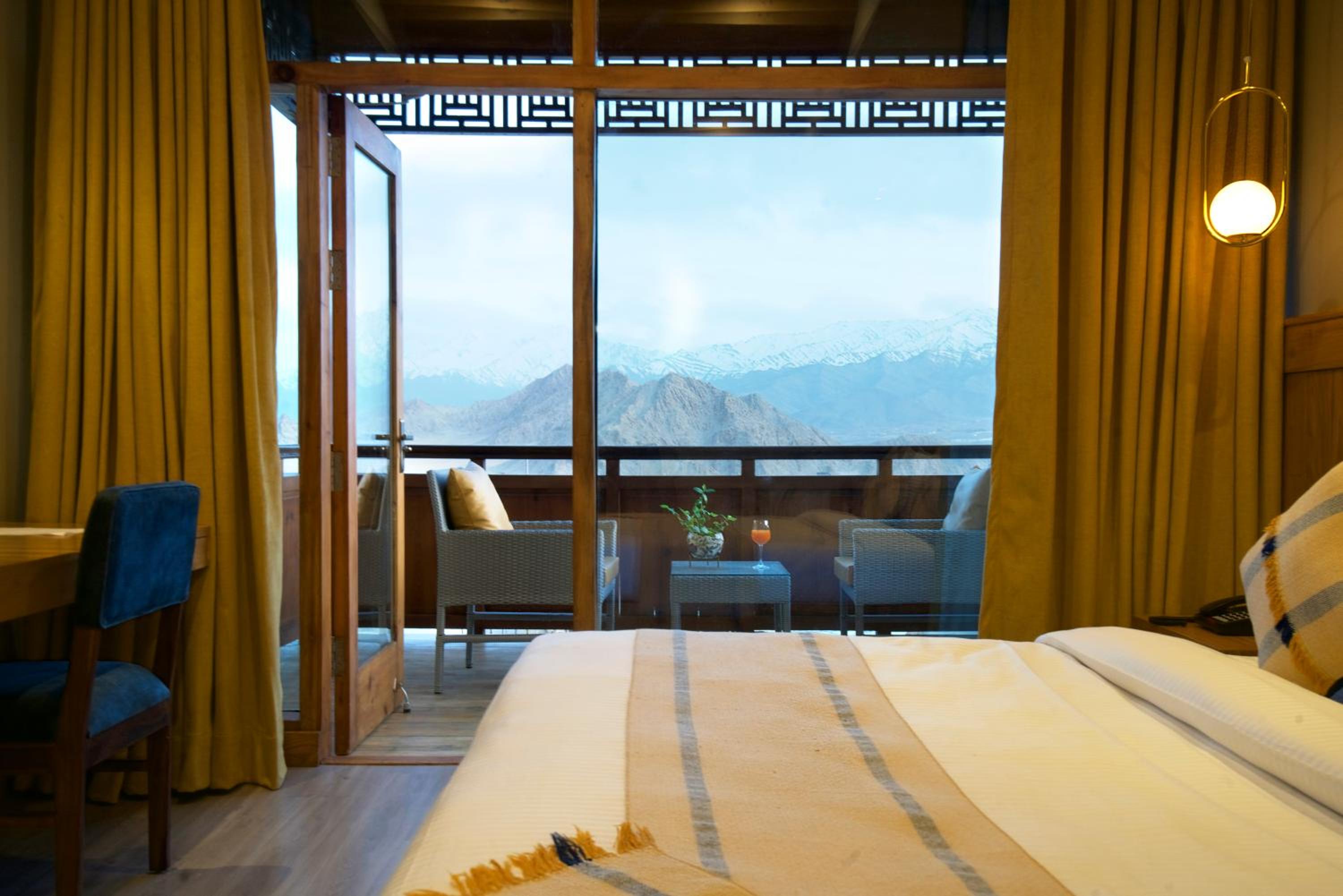 King Room with Balcony - Photo 6
