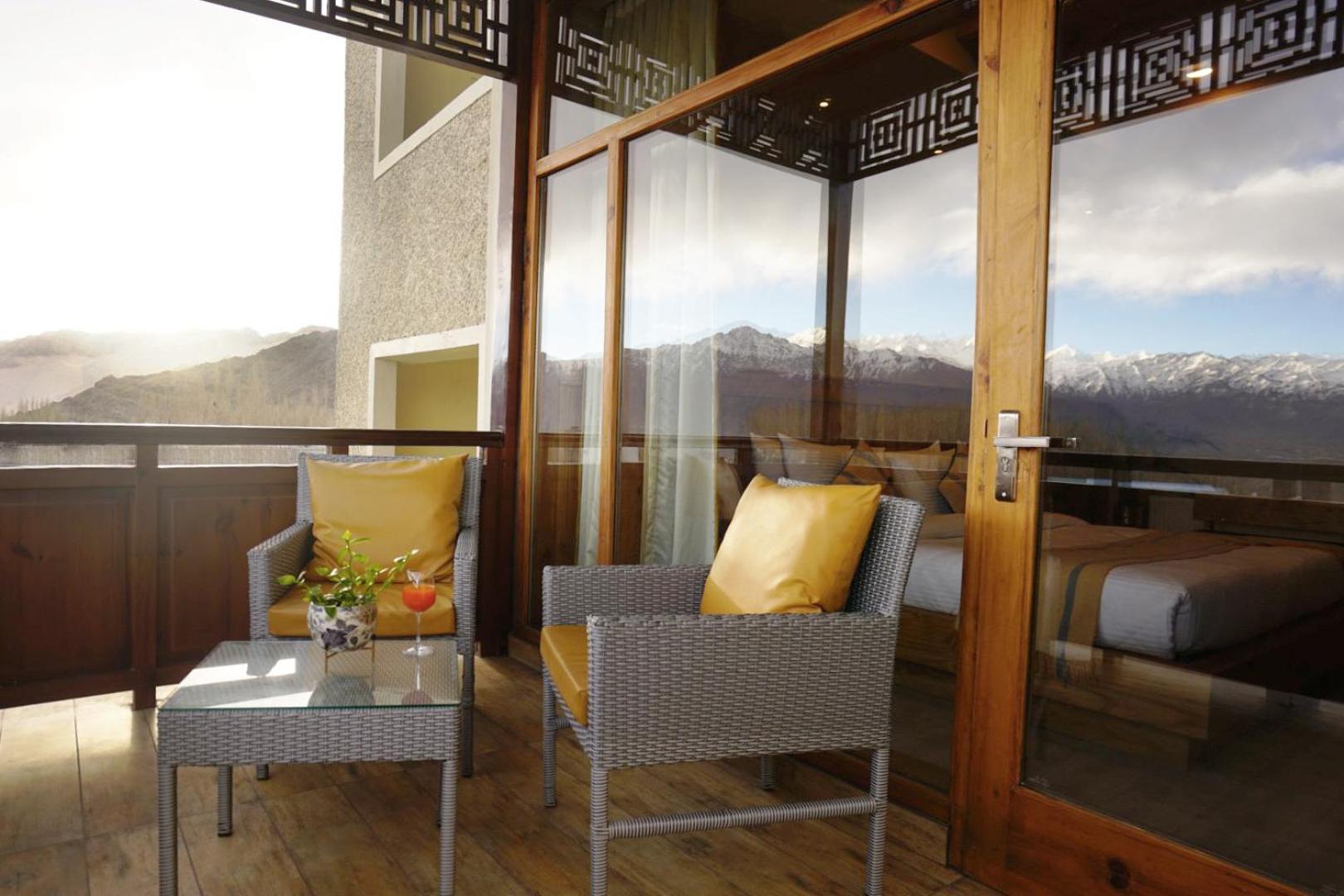 King Room with Balcony - Photo 7