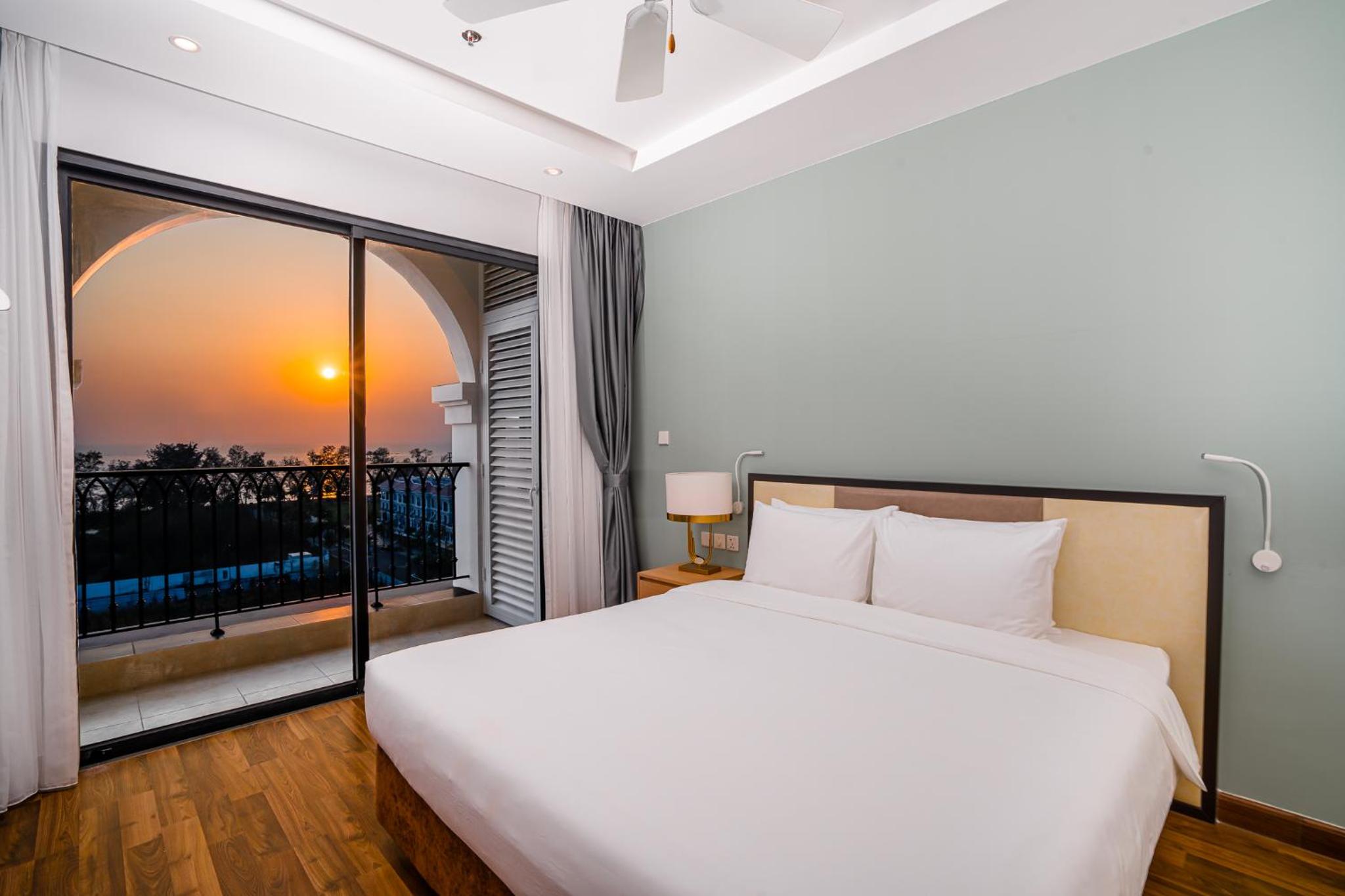 Superior King Room with Pool View photo 3