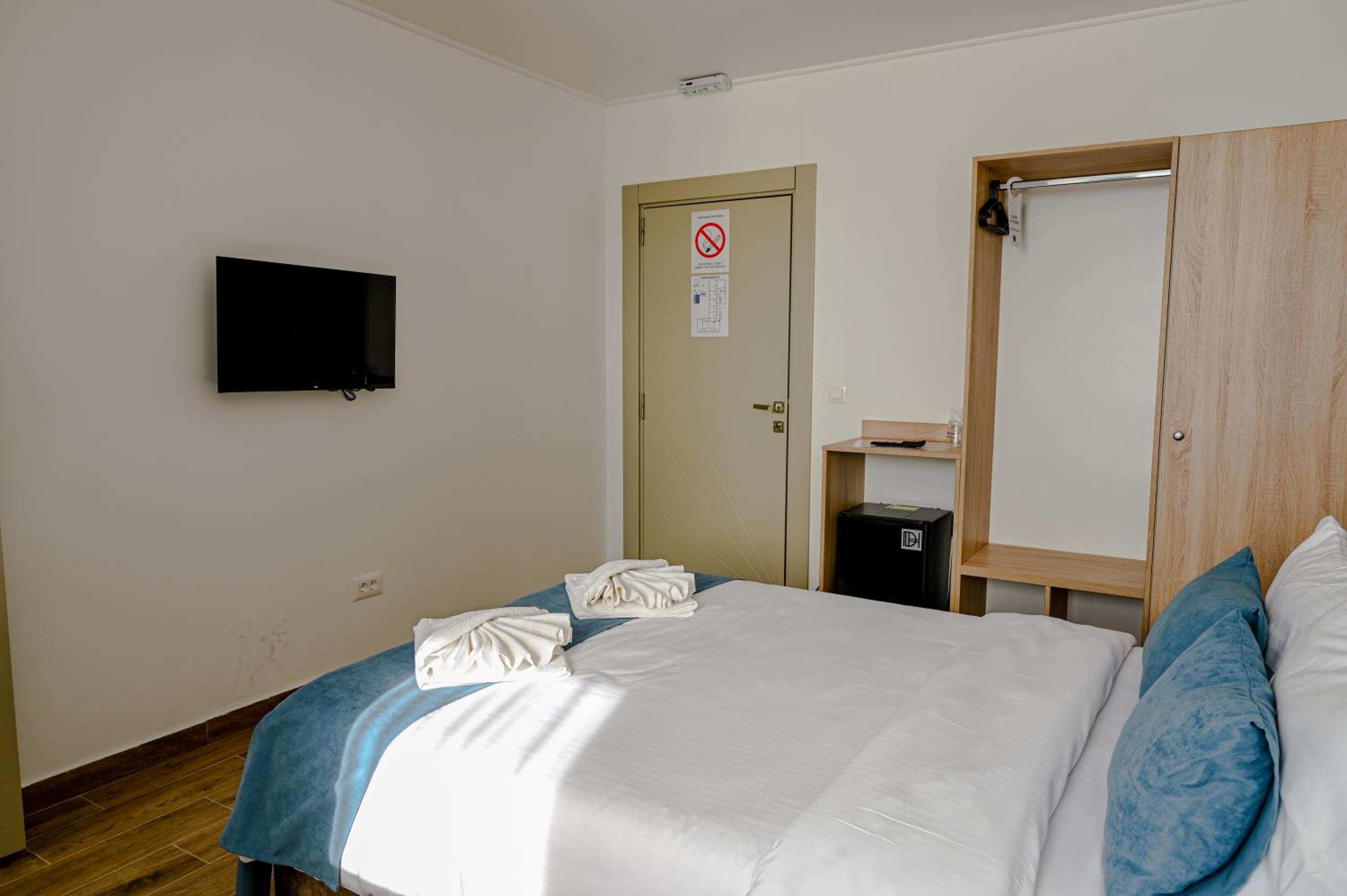 Double Room - Photo 7