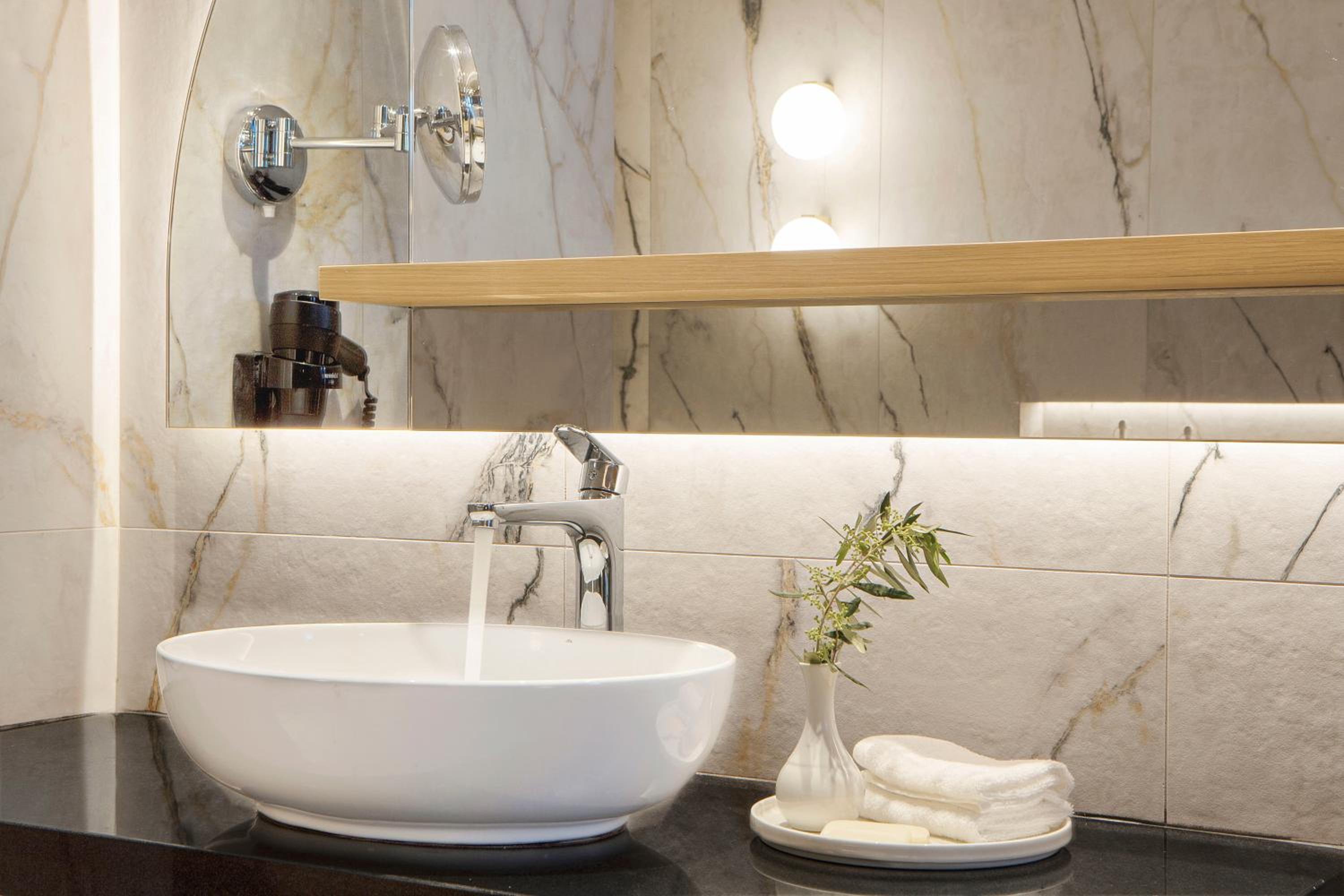 Honeymoon Suite with Private Pool and Jetted Tub thumbnail 5
