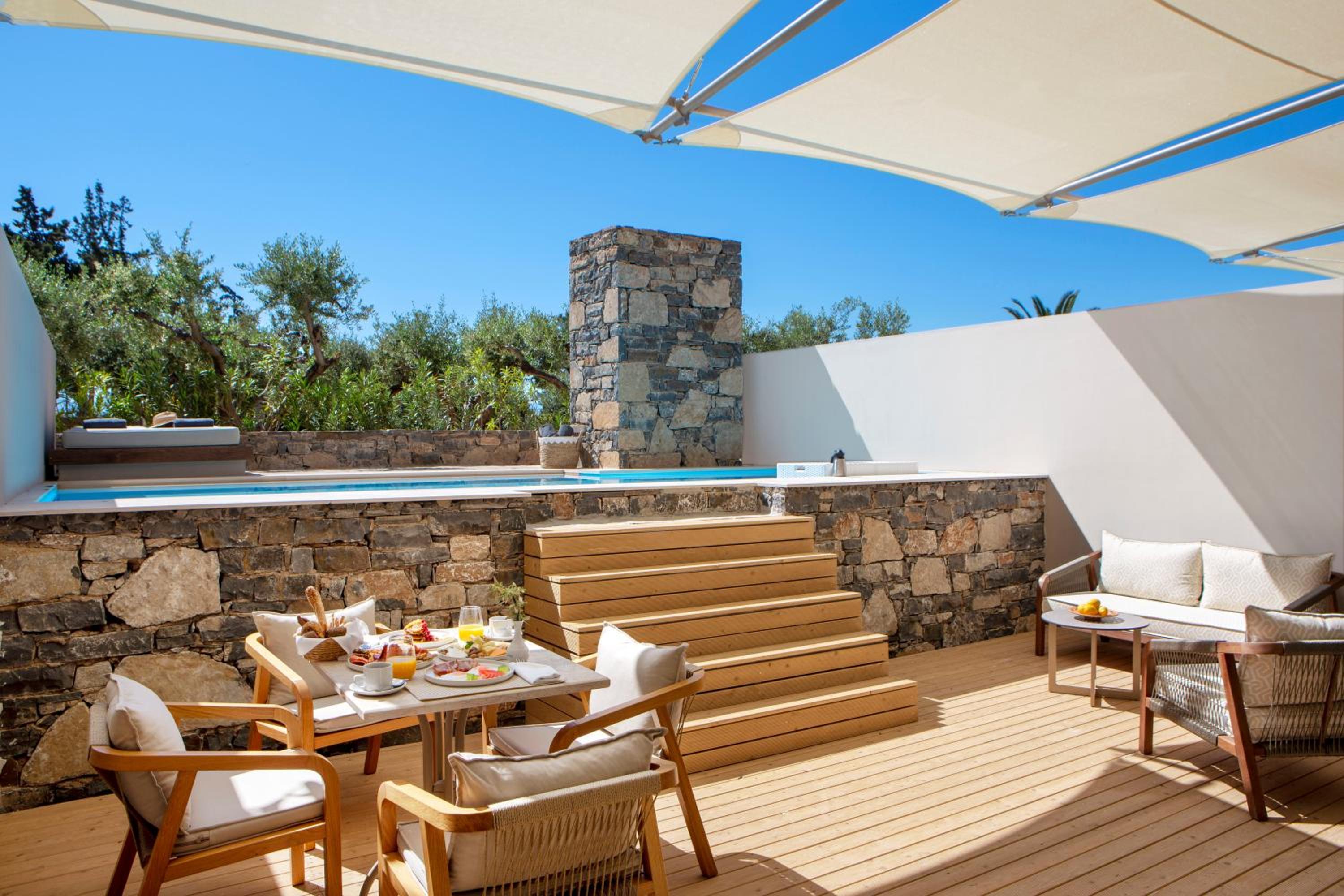 Honeymoon Suite with Private Pool and Jetted Tub thumbnail 5