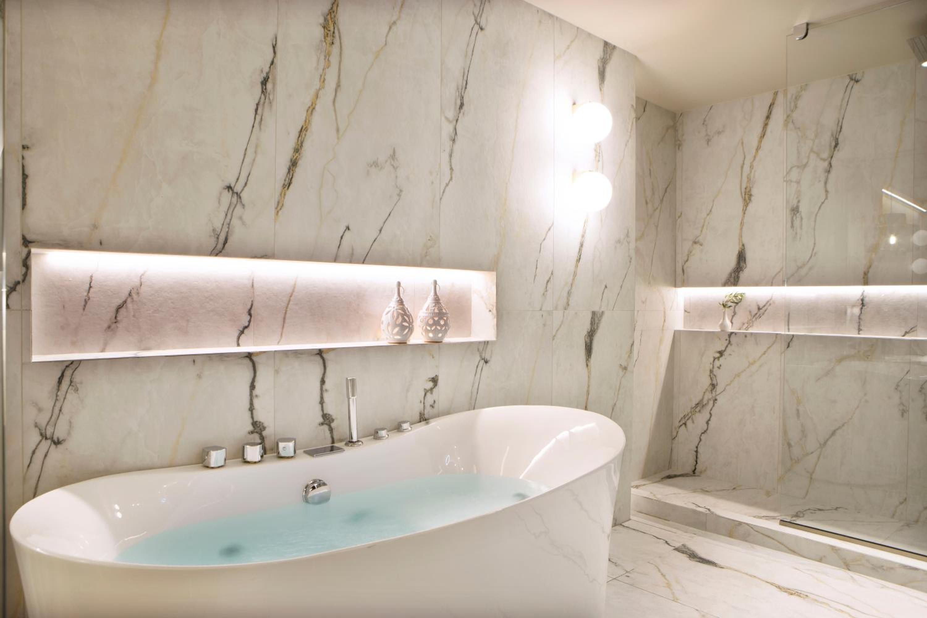 Honeymoon Suite with Private Pool and Jetted Tub