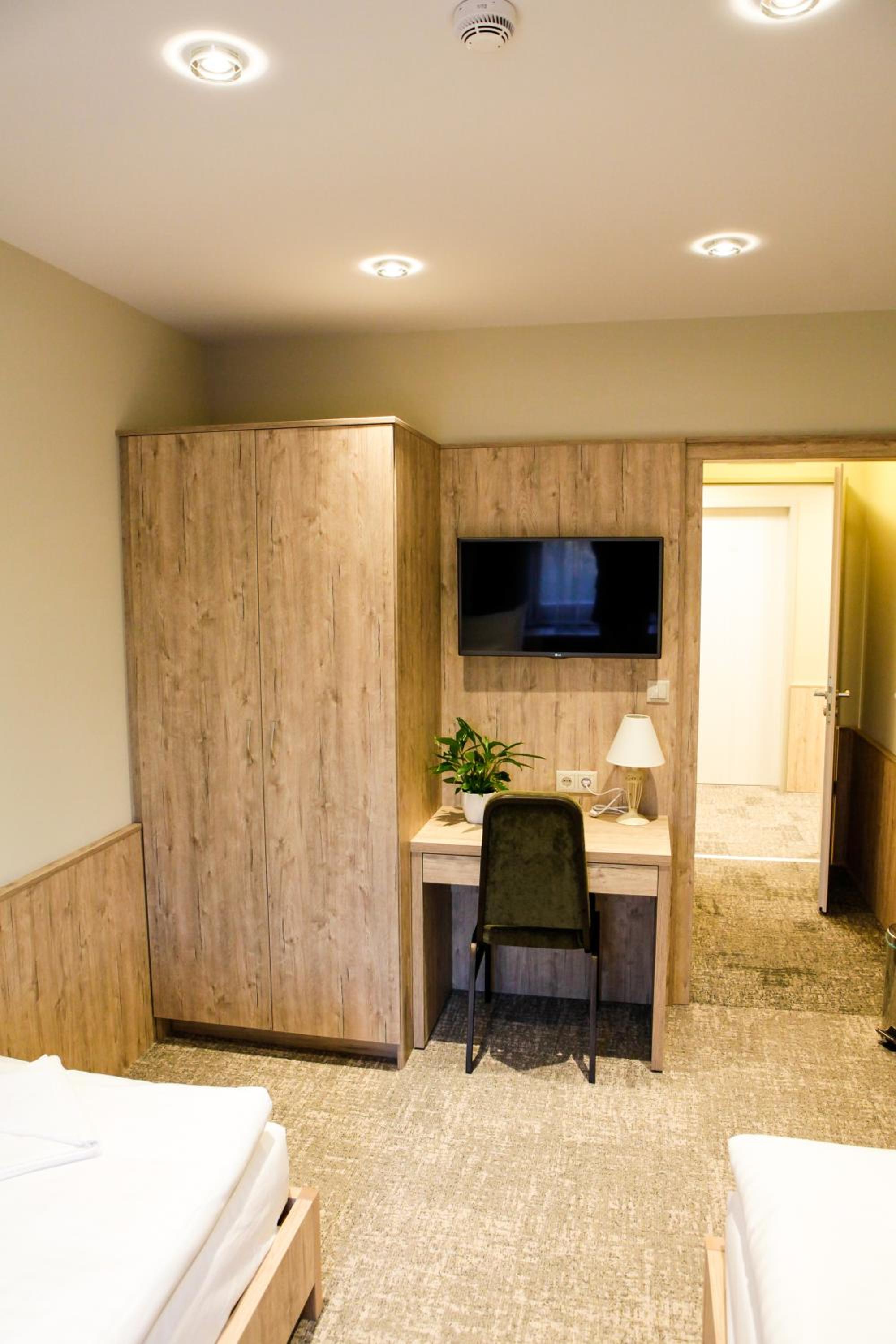 Twin Room - Photo 3