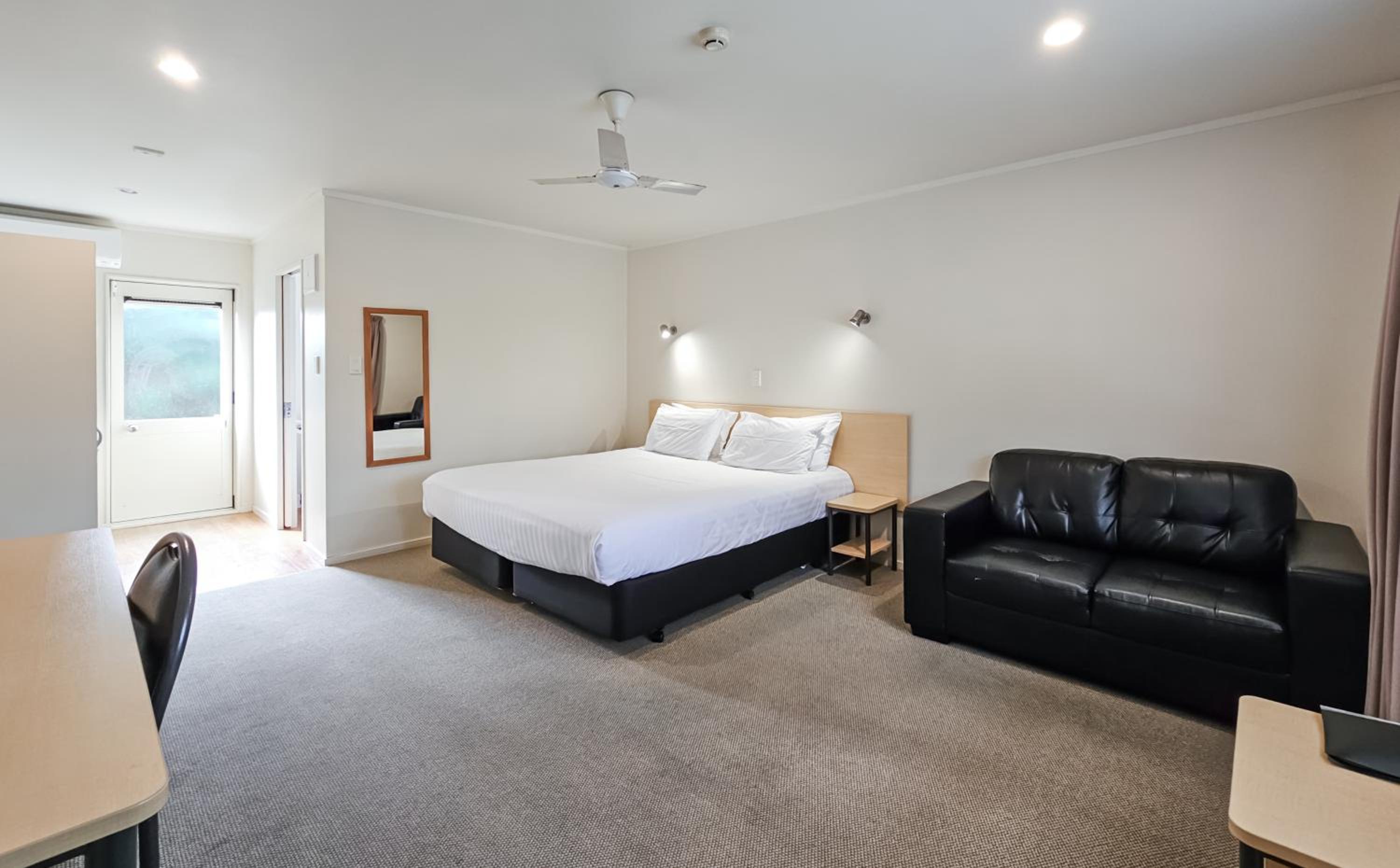 Superior King Studio with Spa Bath - Photo 2