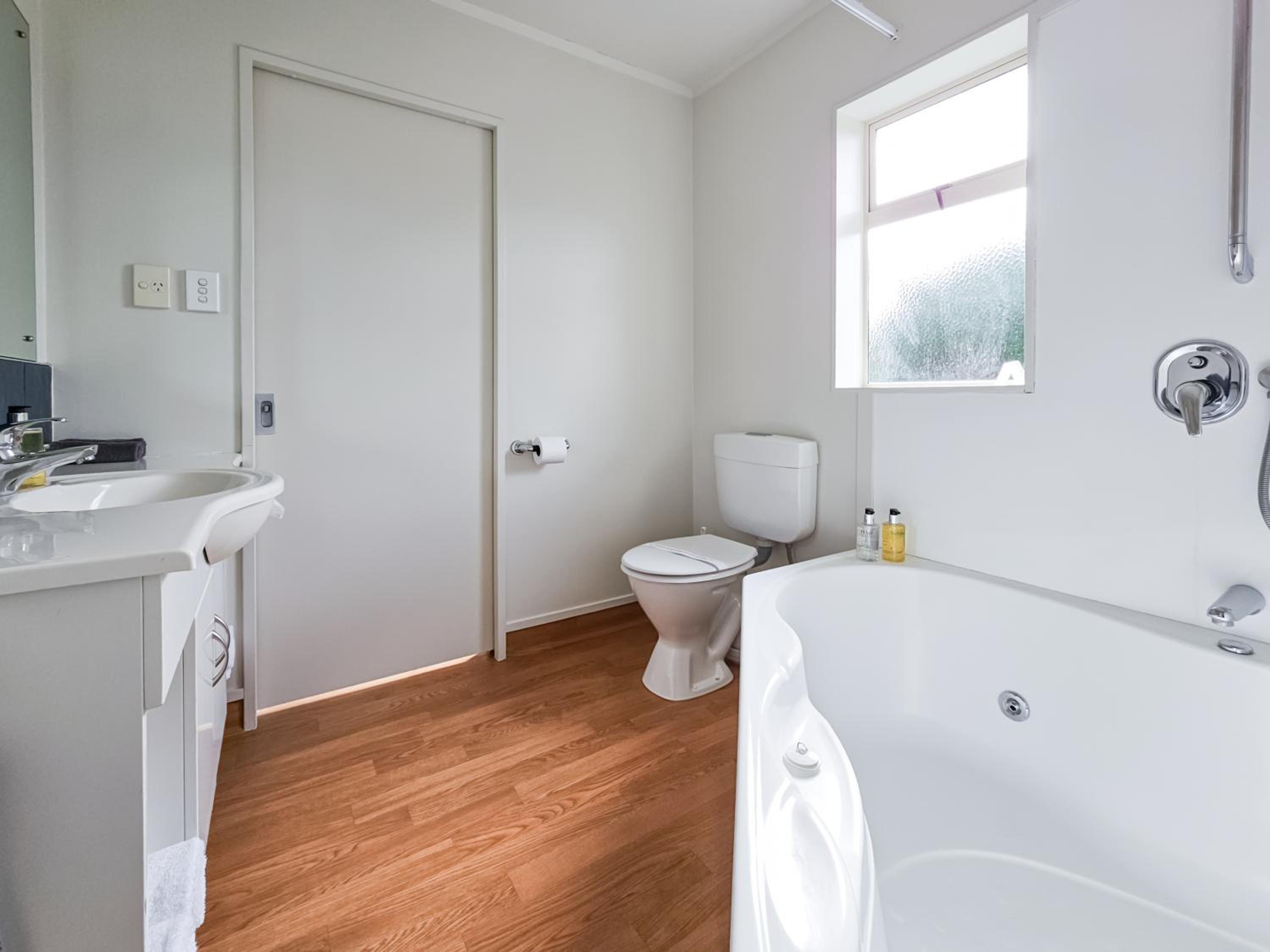 Superior King Studio with Spa Bath - Photo 4