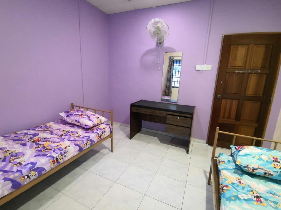 Twin Room with Shared Bathroom photo 2