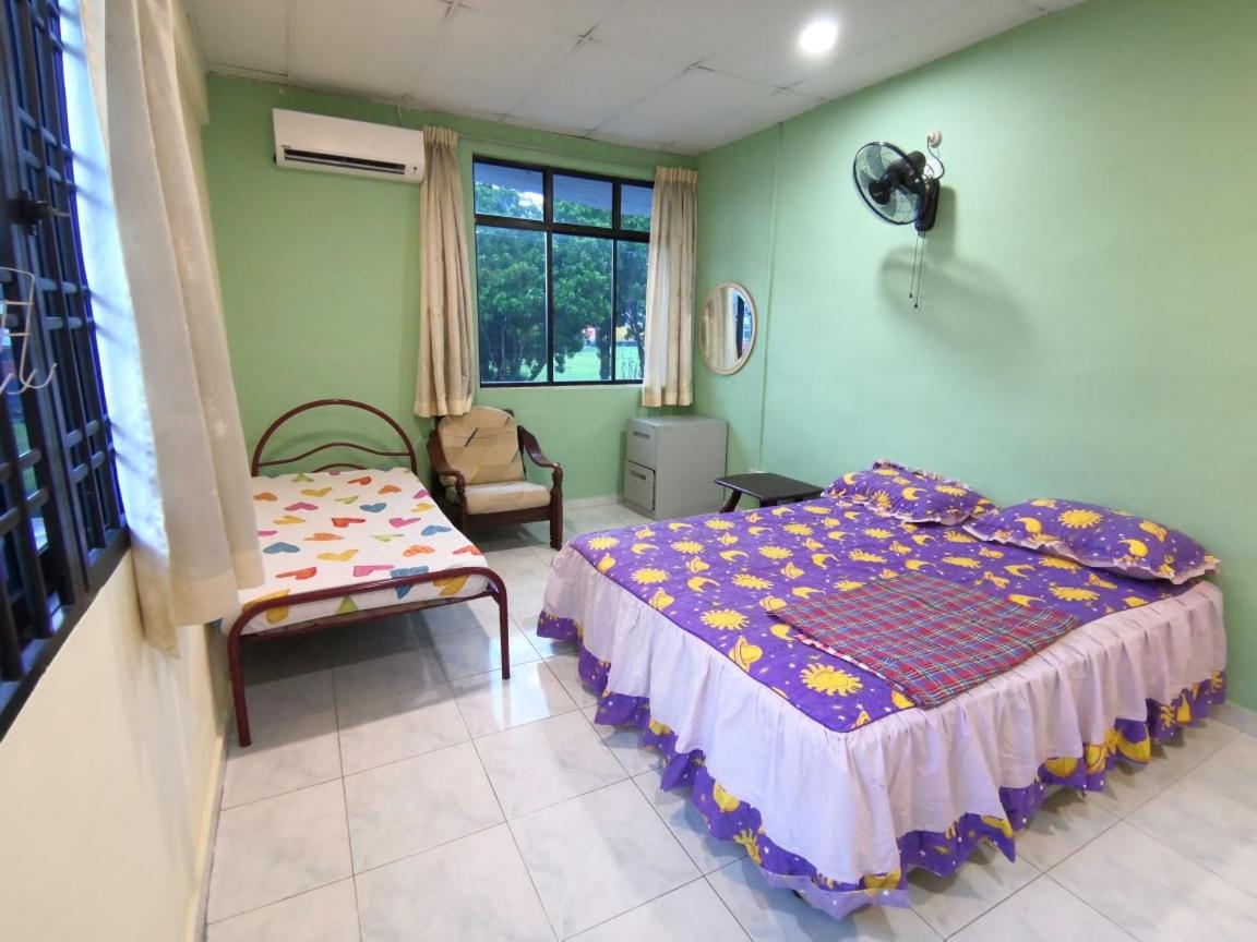 Family Room with Shared Bathroom photo 3