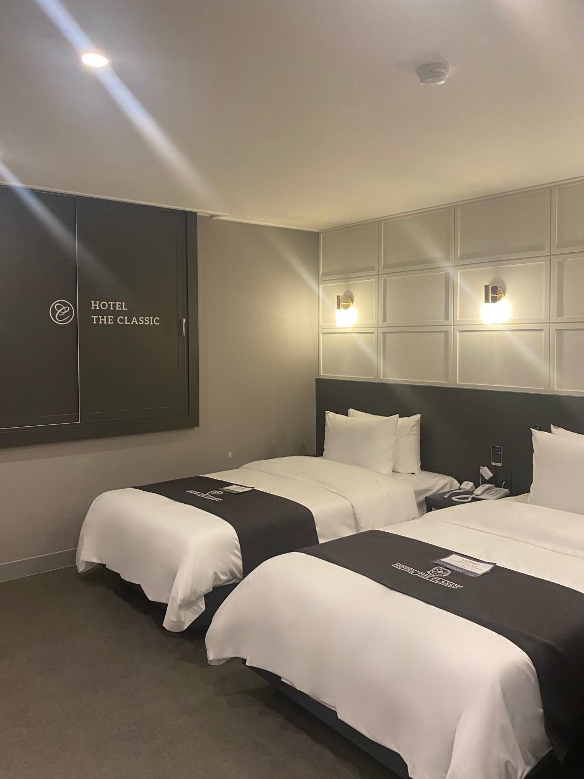 Twin Room with Private Bathroom photo 3