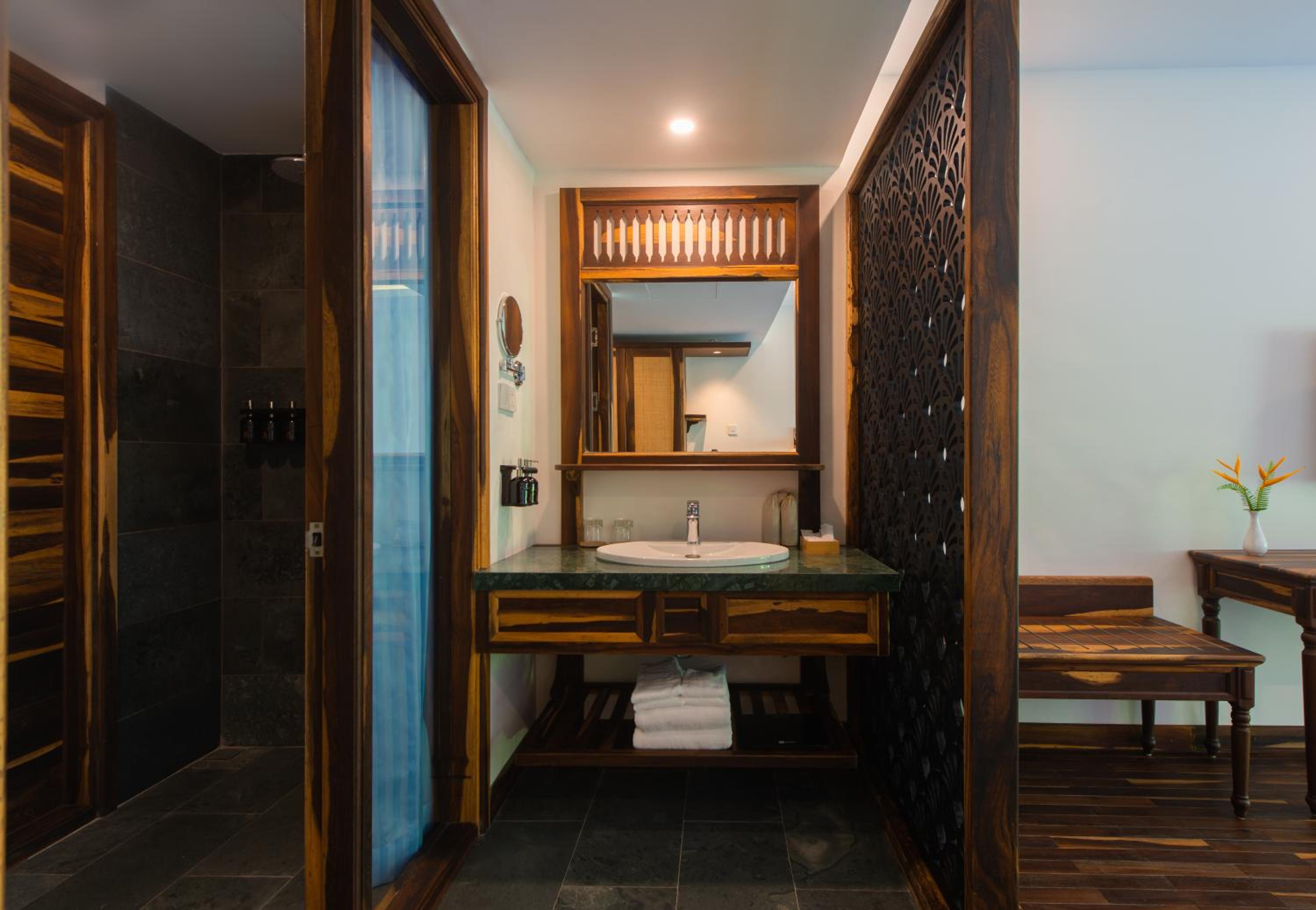 King Room with Balcony - Photo 3