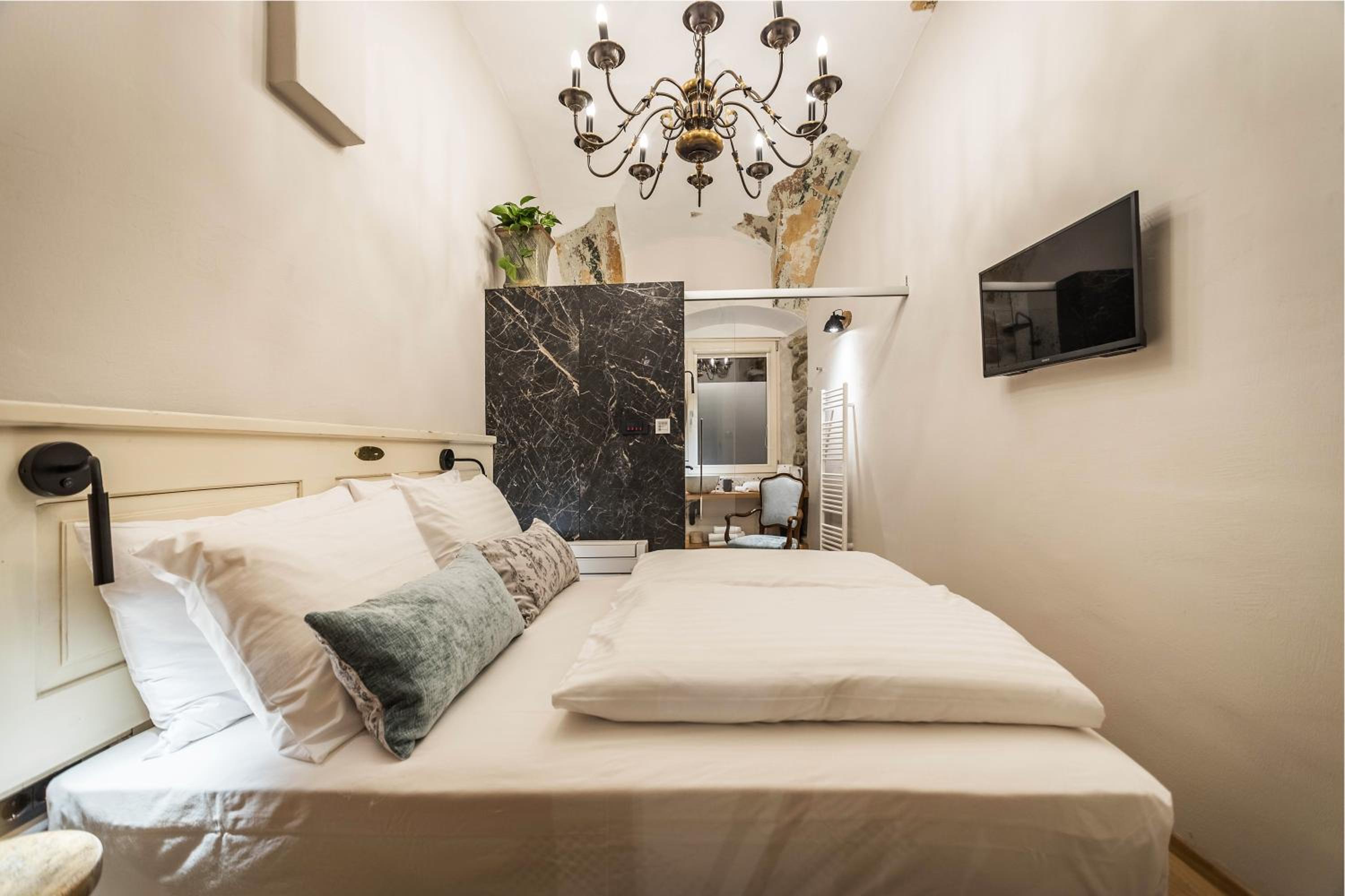 Standard Double Room - Photo 9