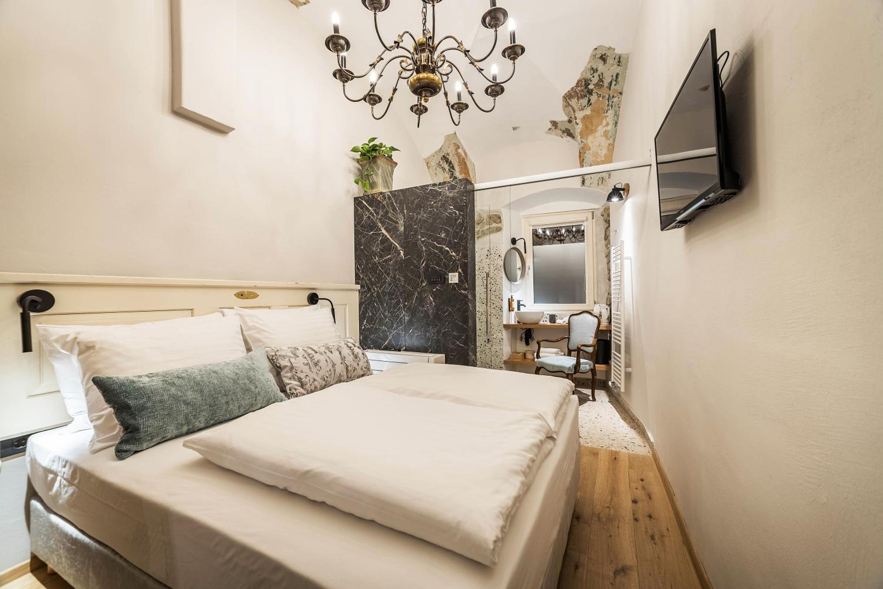 Standard Double Room - Photo 10
