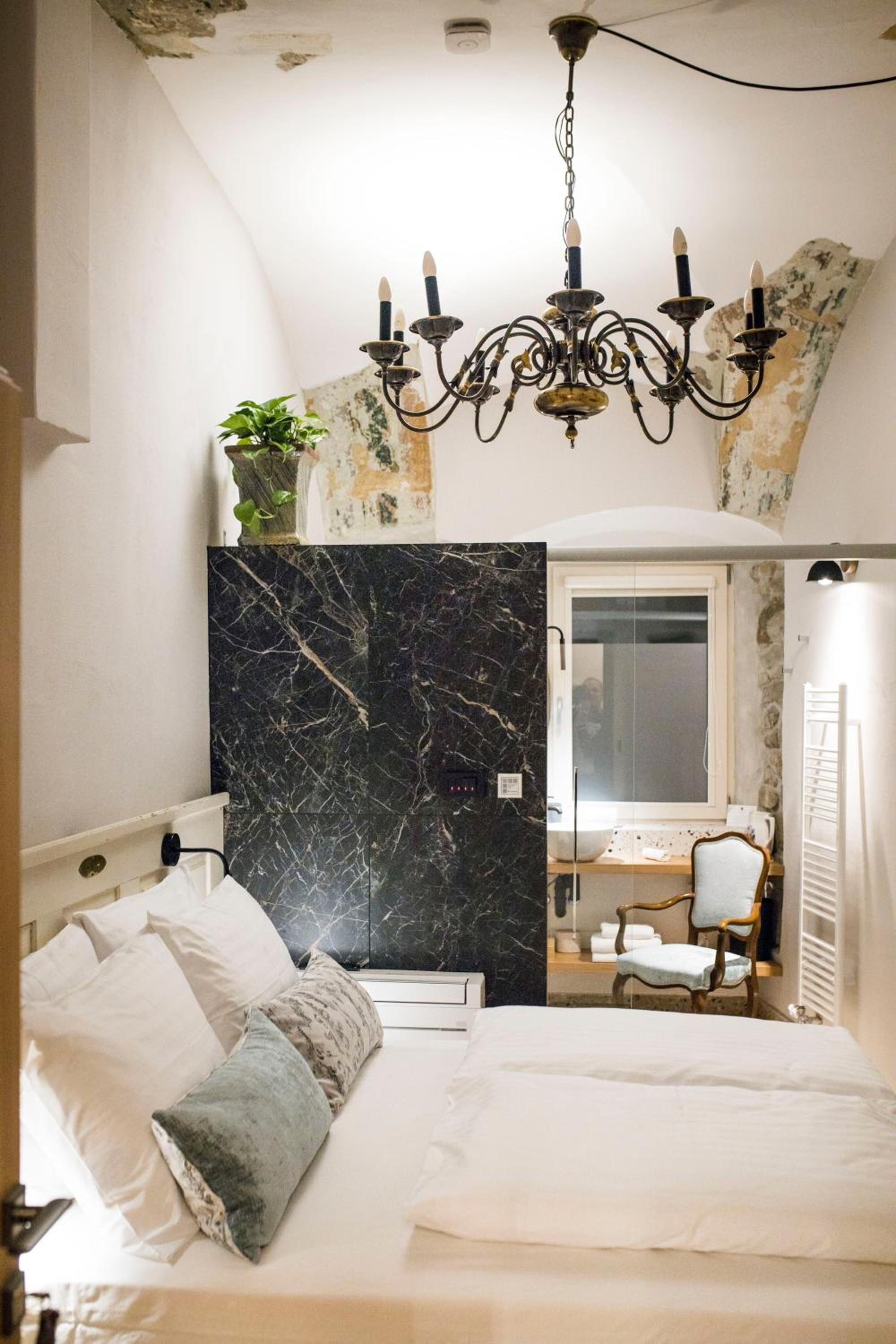 Standard Double Room - Photo 19