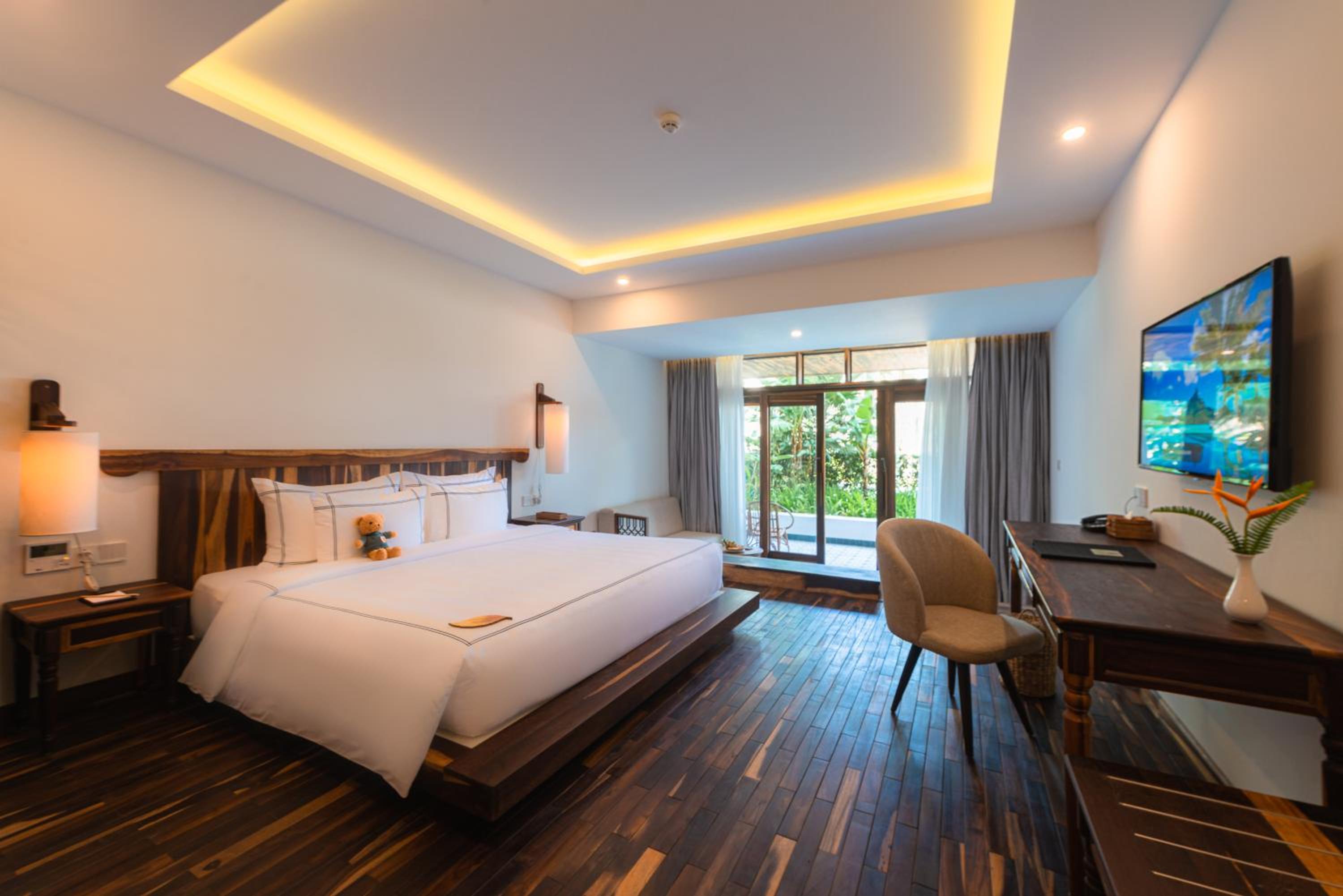 King Room with Balcony - Photo 2