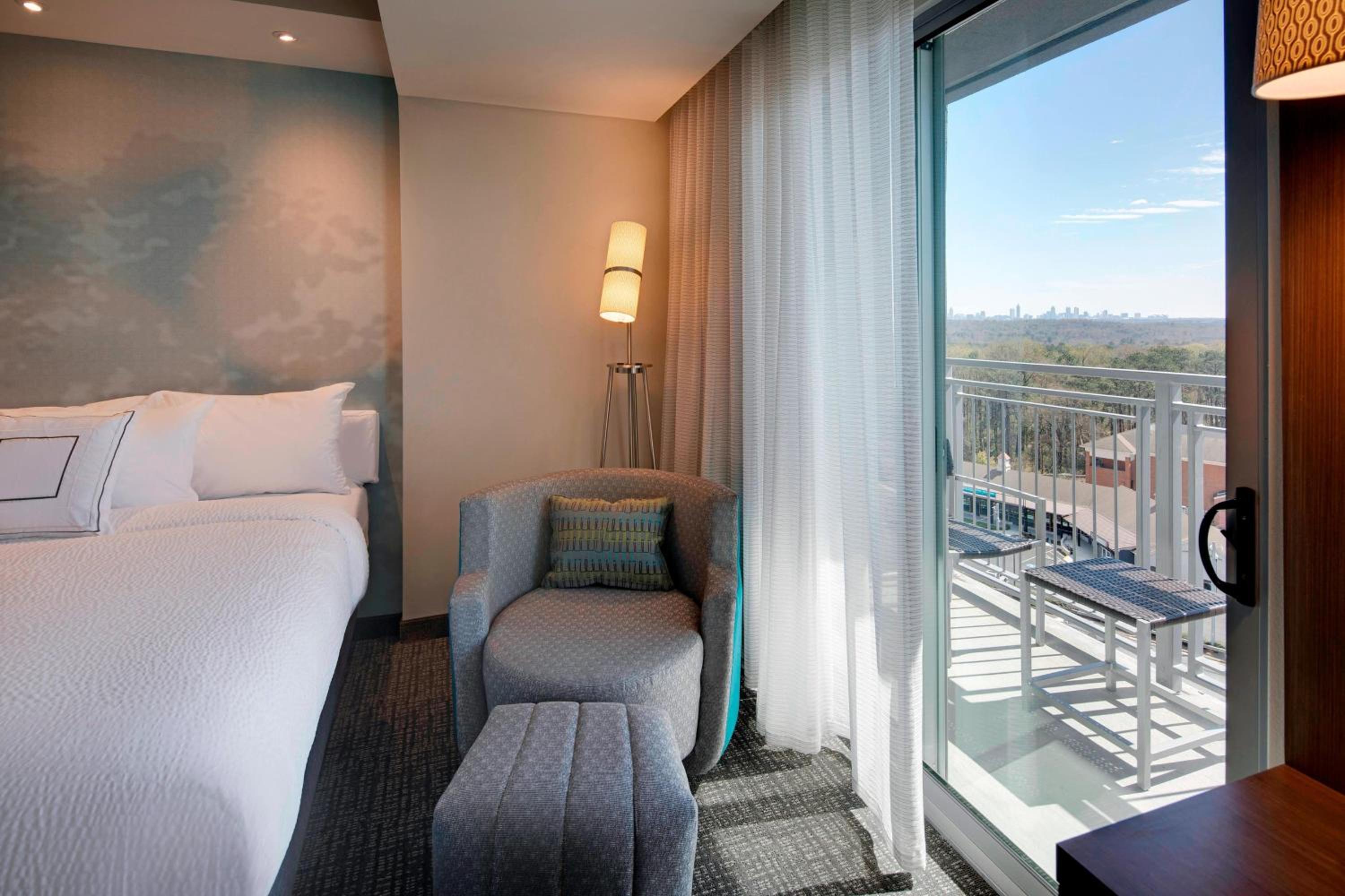 Queen Room with Two Queen Beds, City View, Bathtub and Balcony - Mobility Access