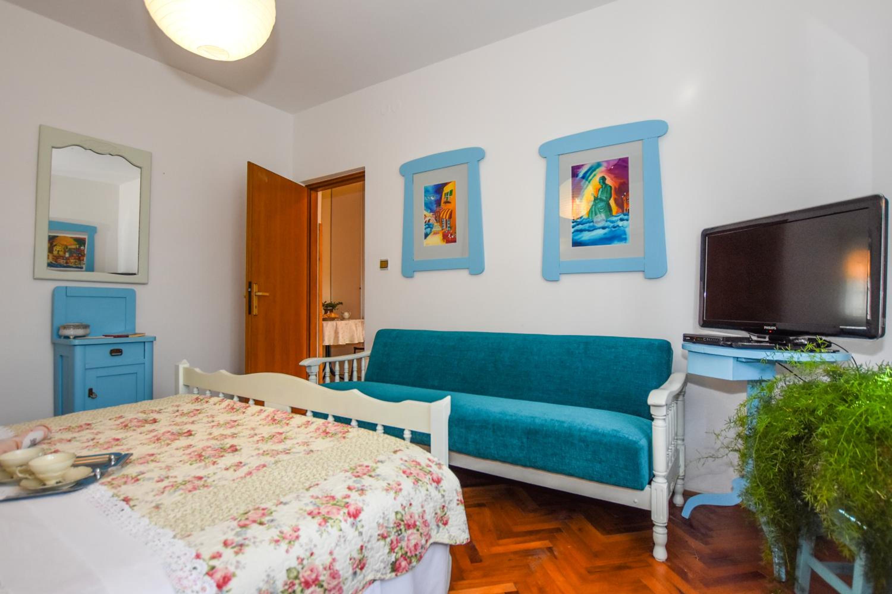 One-Bedroom Apartment photo 2