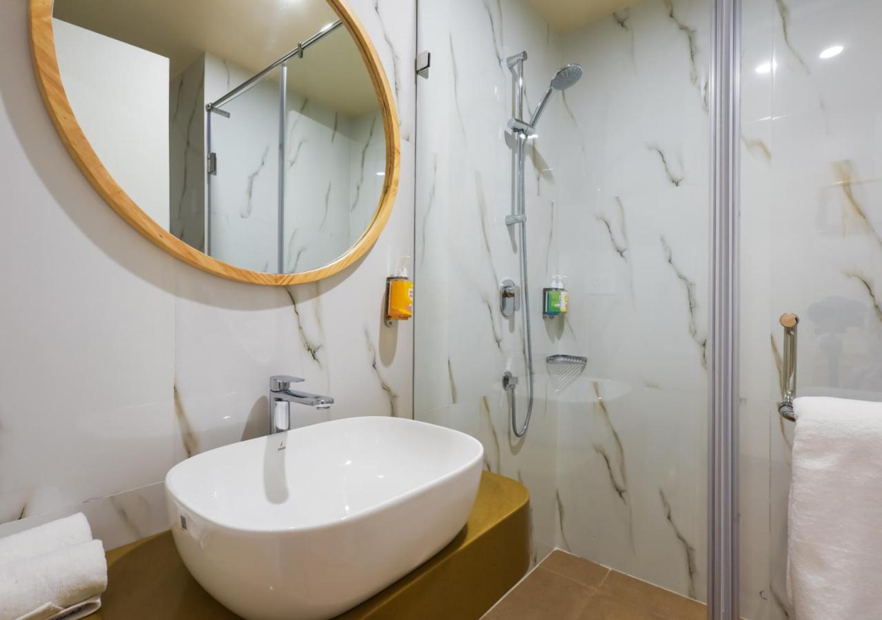 Standard King Room - Photo 7