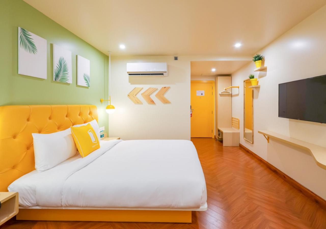 Standard King Room - Photo 11
