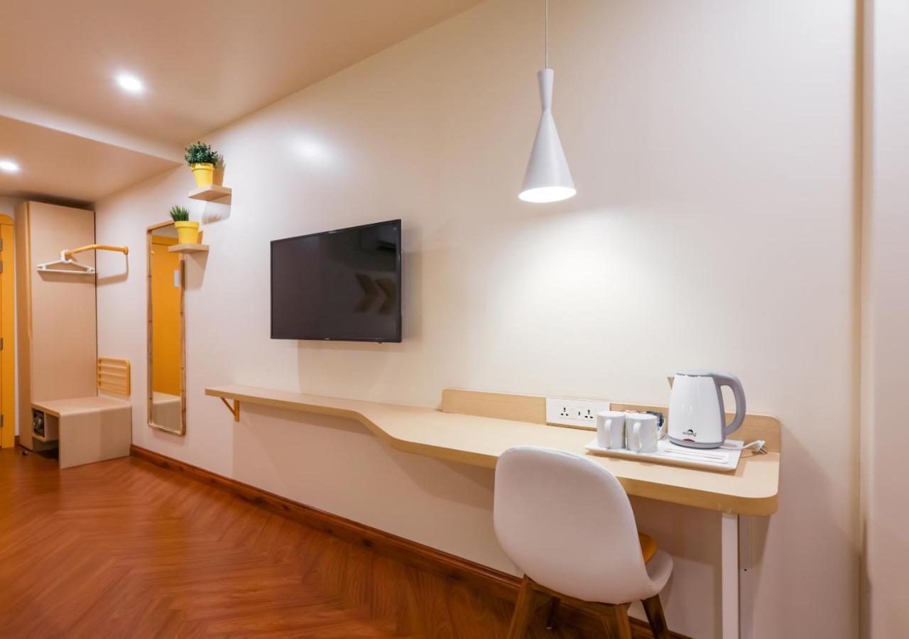 Standard King Room - Photo 10