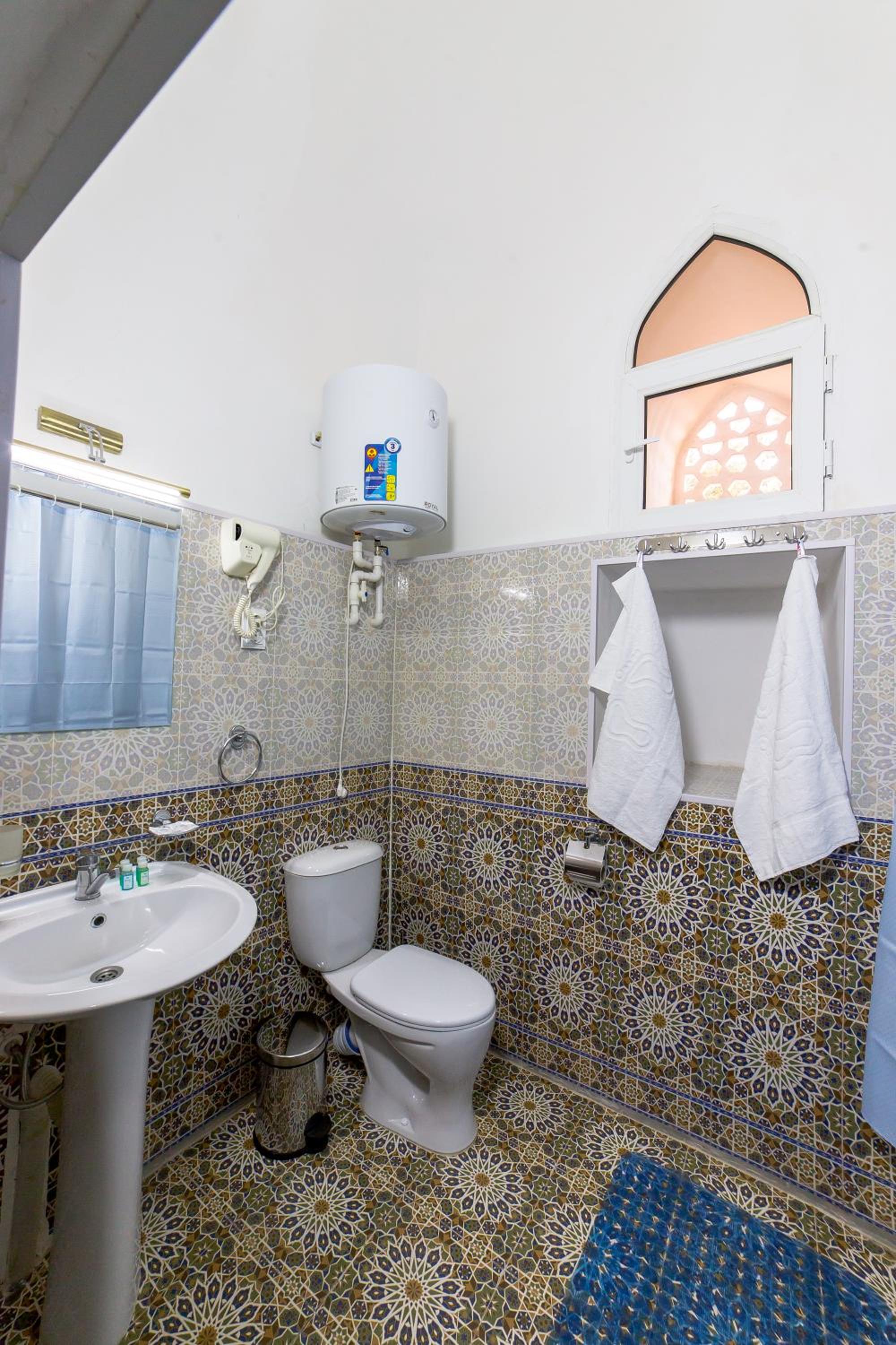 Twin Room with Private Bathroom photo 2