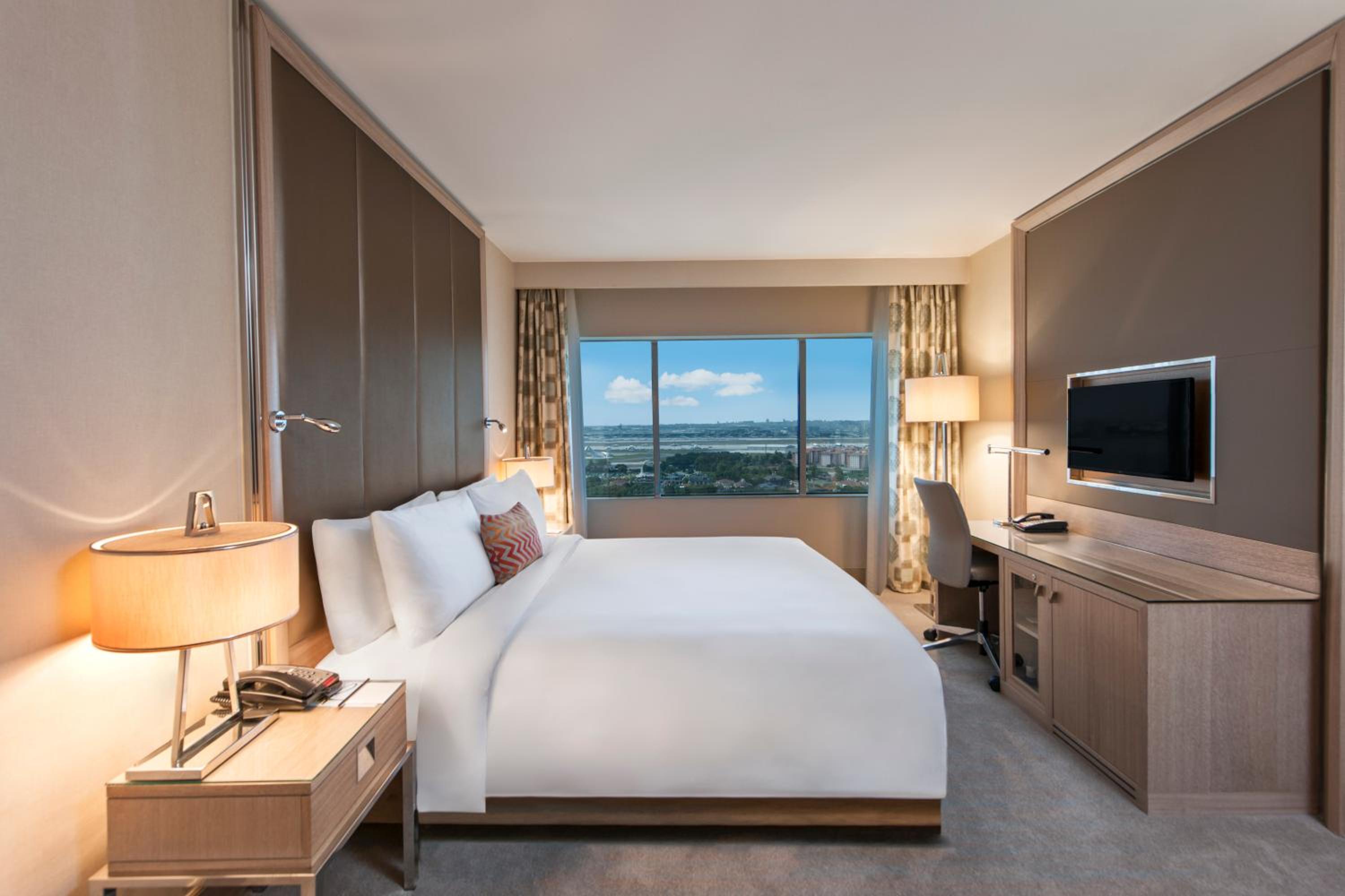 Executive King Room with City View and Club Lounge Access