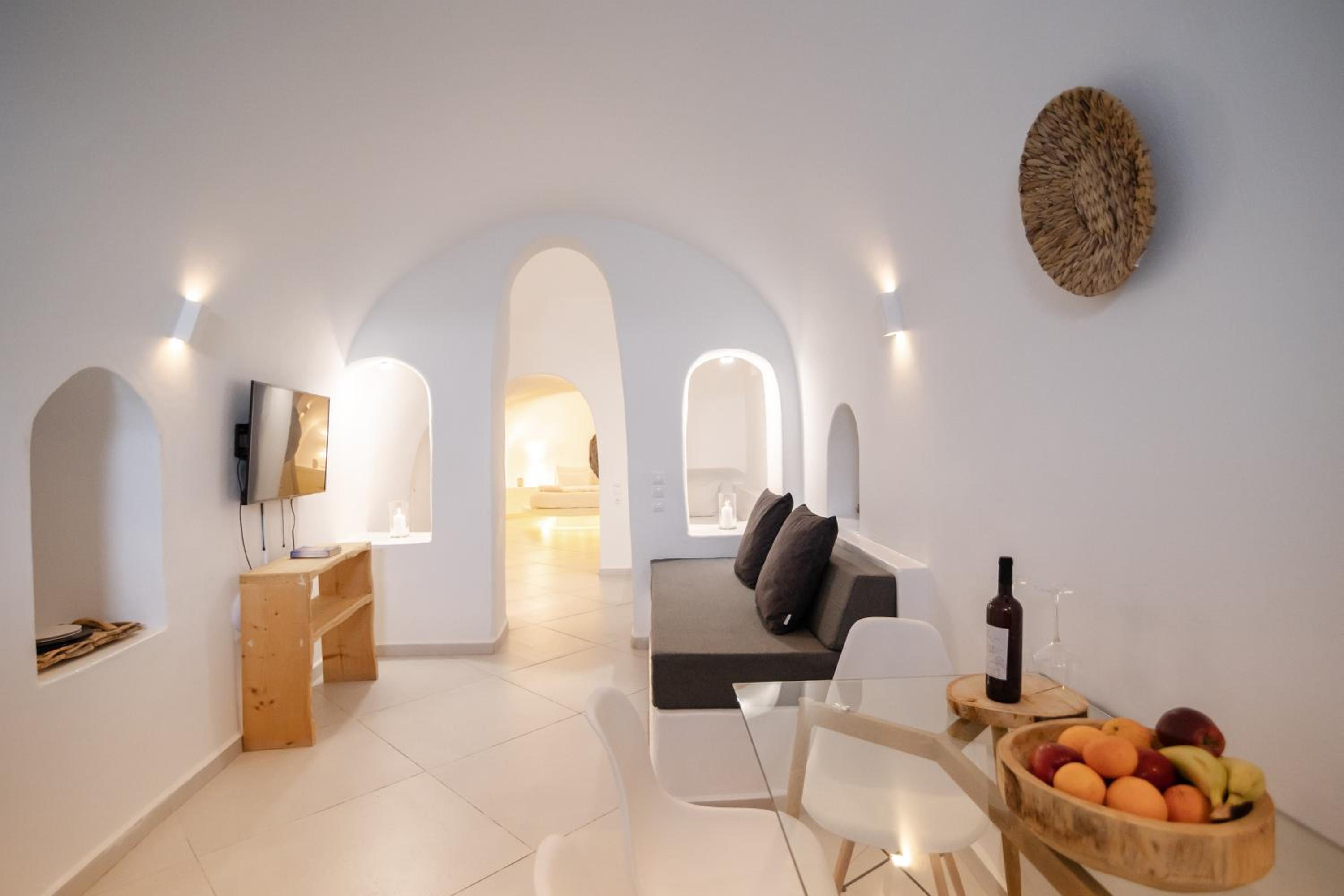 Grand Blue Dome Cave Suite with Hot Tub & Caldera View