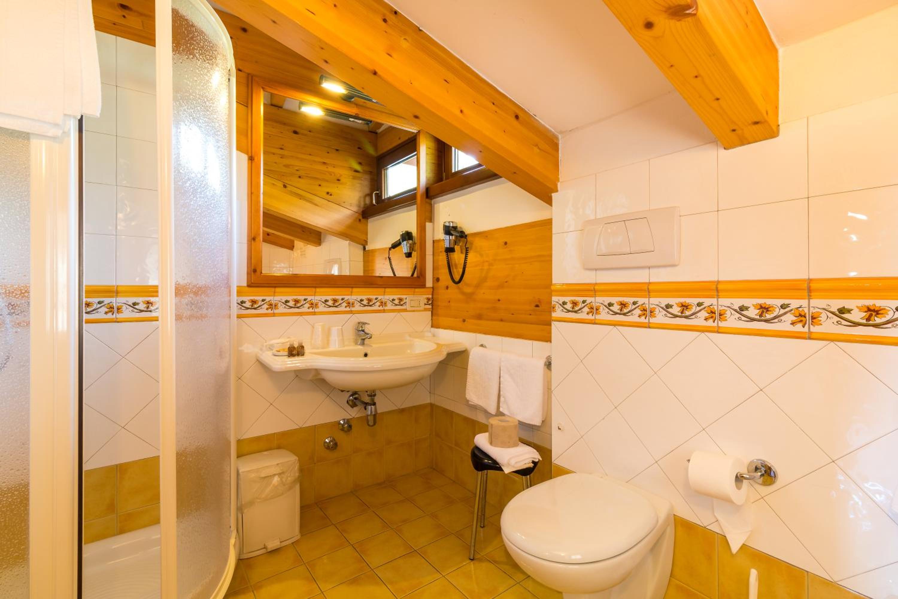 Standard Double or Twin Room - Photo 9