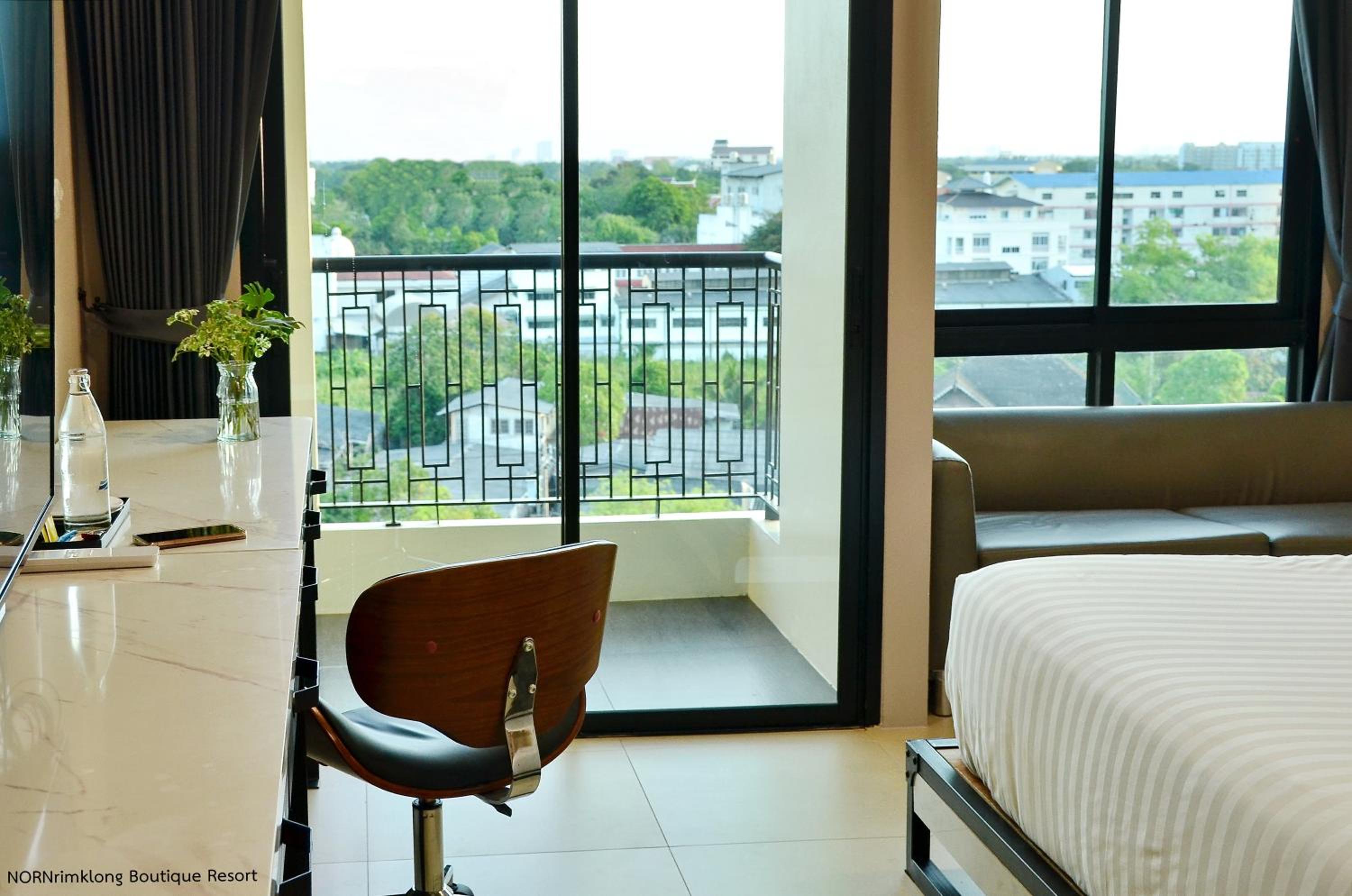Superior King Room with City View