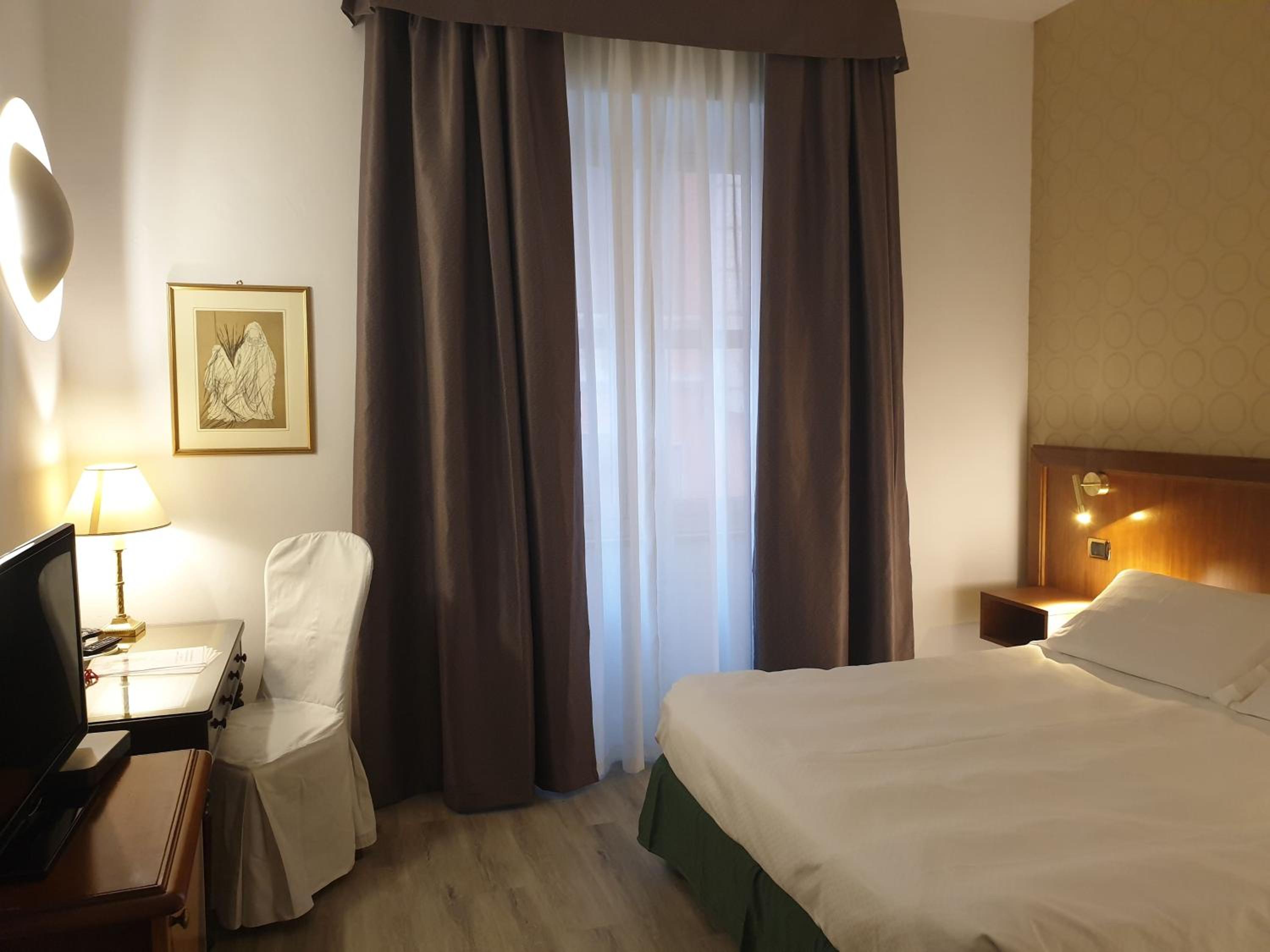 Double Room - Photo 5