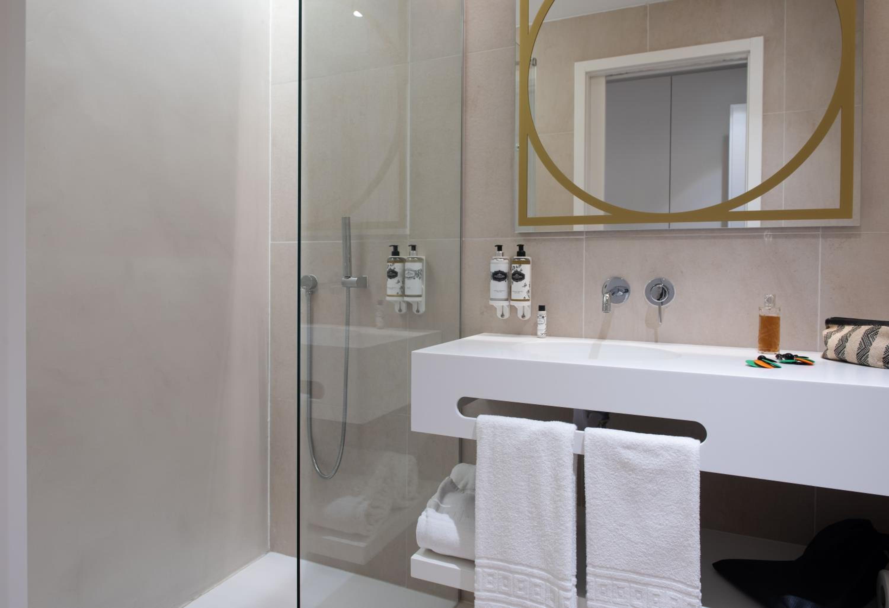 Superior Double Room with City View - Photo 3