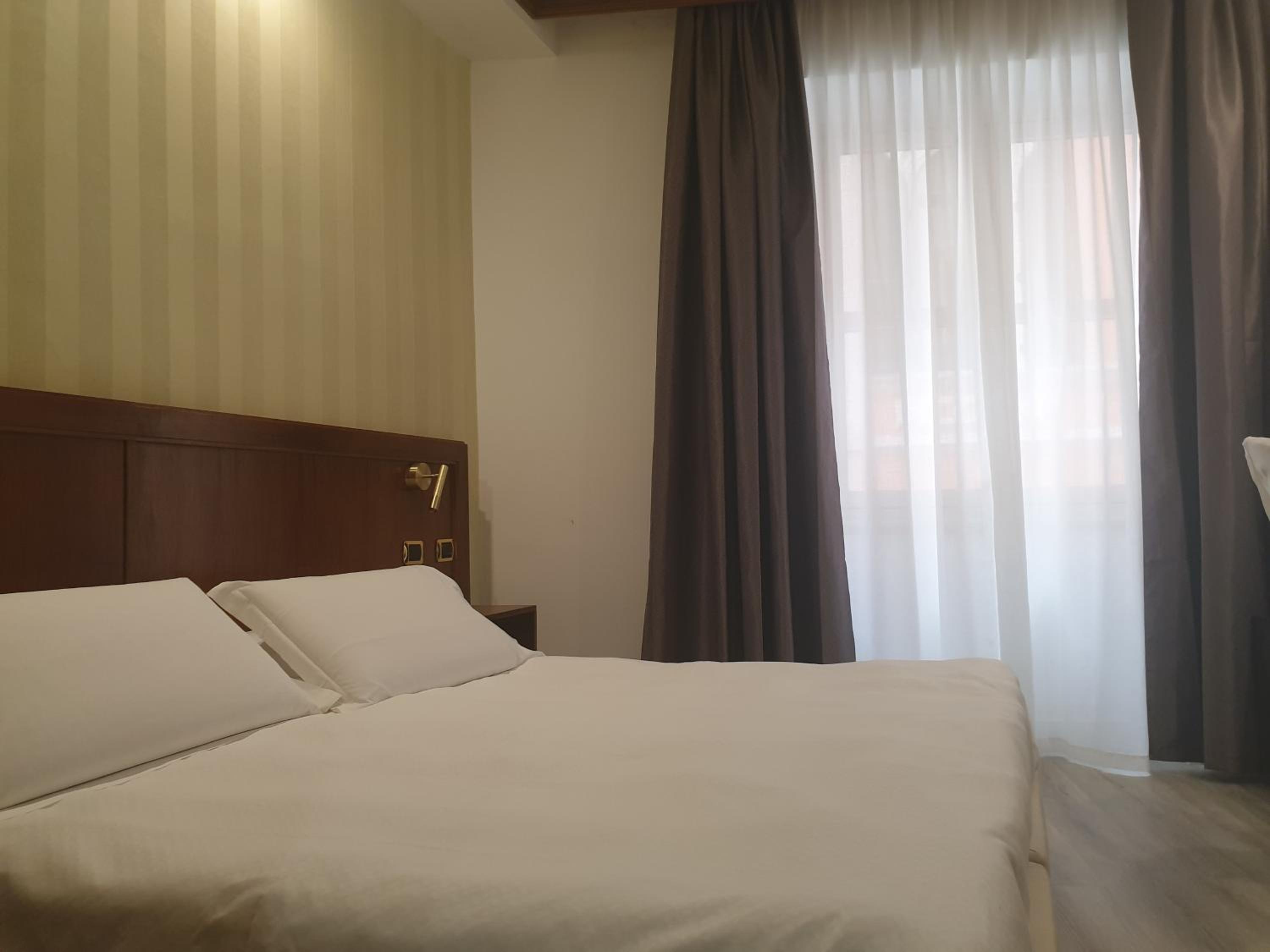Double Room - Photo 6